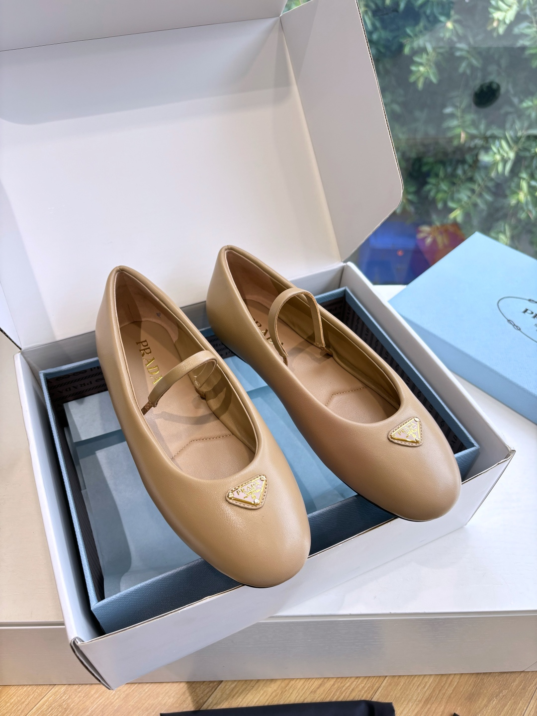 NO:441503,Airplane box G887prada Prada 2025 latest Mary Jane Loafers single shoes retro fashionable upper, making the whole pair of shoes light and comfortable, bright colors to satisfy the variety of choices of fashionable people in different styles!  The iconic metal triangle logo clip slippers are paired with ancient beach sandals, and every design element is on the trendy point!  Imported sheepskin fabric, imported sheepskin inner lining, thick sole, size 35-39 (40.41 customization, no return or replacement), Mary Jane, prada, prada, loafers, sandals, mary jane, slippers, sheepskin19860909飞机盒G887prada普拉达2025最新玛丽珍乐福鞋单鞋复古时髦鞋面,让整双鞋轻便舒适 鲜艳色彩 满足不同风格时髦人士的多种选择！标志性金属三角标夹脚拖鞋搭配古沙滩凉鞋造型,每一个设计元素都踩在时髦点上！ 面料进口羊皮 内里进口羊皮内里 底厚原版鞋底 码数35-39（40.41定制不退不换）,玛丽珍,prada,prada,loafers,sandals,mary jane,slippers,sheepskin,Women's Shoes