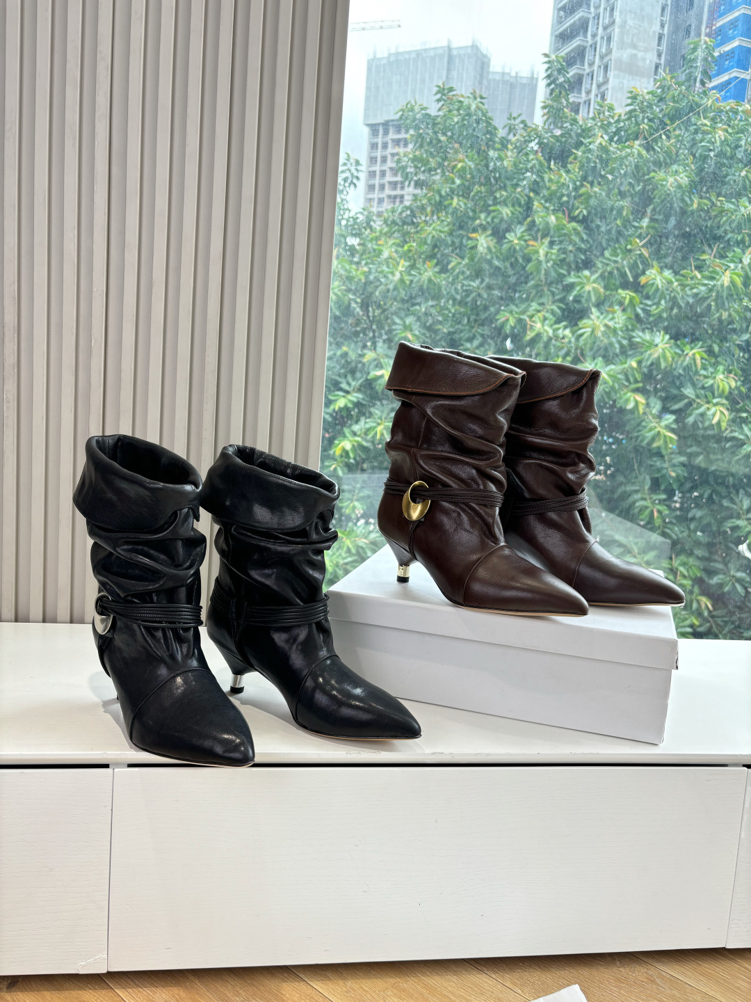 NO:441489,G213 What to see is what to get Isabel isabelmarant 2025 autumn and winter new catwalk boots are lazy French-European style, cool and natural, comfortable and free and easy fashionable and popular version. Fabric imported high mercerized beef reverse fleece fabric-cowhide water dyed beef, Italian imported leather large soles. Number of 35-39# (40# customized for non-return and exchange), boots, boots, cowhide, Leather soles19860909G213所见即所得伊莎贝尔isabelmarant2025秋冬新款走秀款堆堆靴慵懒法欧风,飒爆了 自然舒适洒脱时髦精最爱对版 面料进口高丝光牛反绒面料-牛皮 水染牛里, 意大利进口真皮大底 码数35-39#（40#订做不退换),靴子,boots,cowhide,Leather soles,Women's Shoes