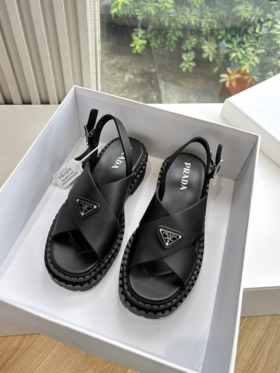 NO:441435,G036 WYSIWYG Prada 2025 latest sandals and pig cage shoes make the whole pair of shoes light and comfortable, bright colors, satisfying a variety of choices for fashionable people in different styles!  The iconic metal triangle logo Mary Jane Loafers color polishing craftsmanship is a unique combination of ancient style, and every design element is on the trendy point!  Imported fabric cowhide, inner sheepskin, thick sole, size 35-39 (40.41 customization, no return or replacement), sandals, prada, prada, loafers, sandals, mary jane, cowhide, sheepskin19860909G036所见即所得prada普拉达2025最新款凉鞋猪笼鞋让整双鞋轻便舒适 鲜艳色彩 满足不同风格时髦人士的多种选择！标志性金属三角标玛丽珍乐福鞋擦色工艺每一双都是独一无二搭配古造型,每一个设计元素都踩在时髦点上！ 面料进口牛皮 内里羊皮 底厚原版鞋底 码数35-39（40.41定制不退不换）,凉鞋,prada,prada,loafers,sandals,mary jane,cowhide,sheepskin,Women's Shoes