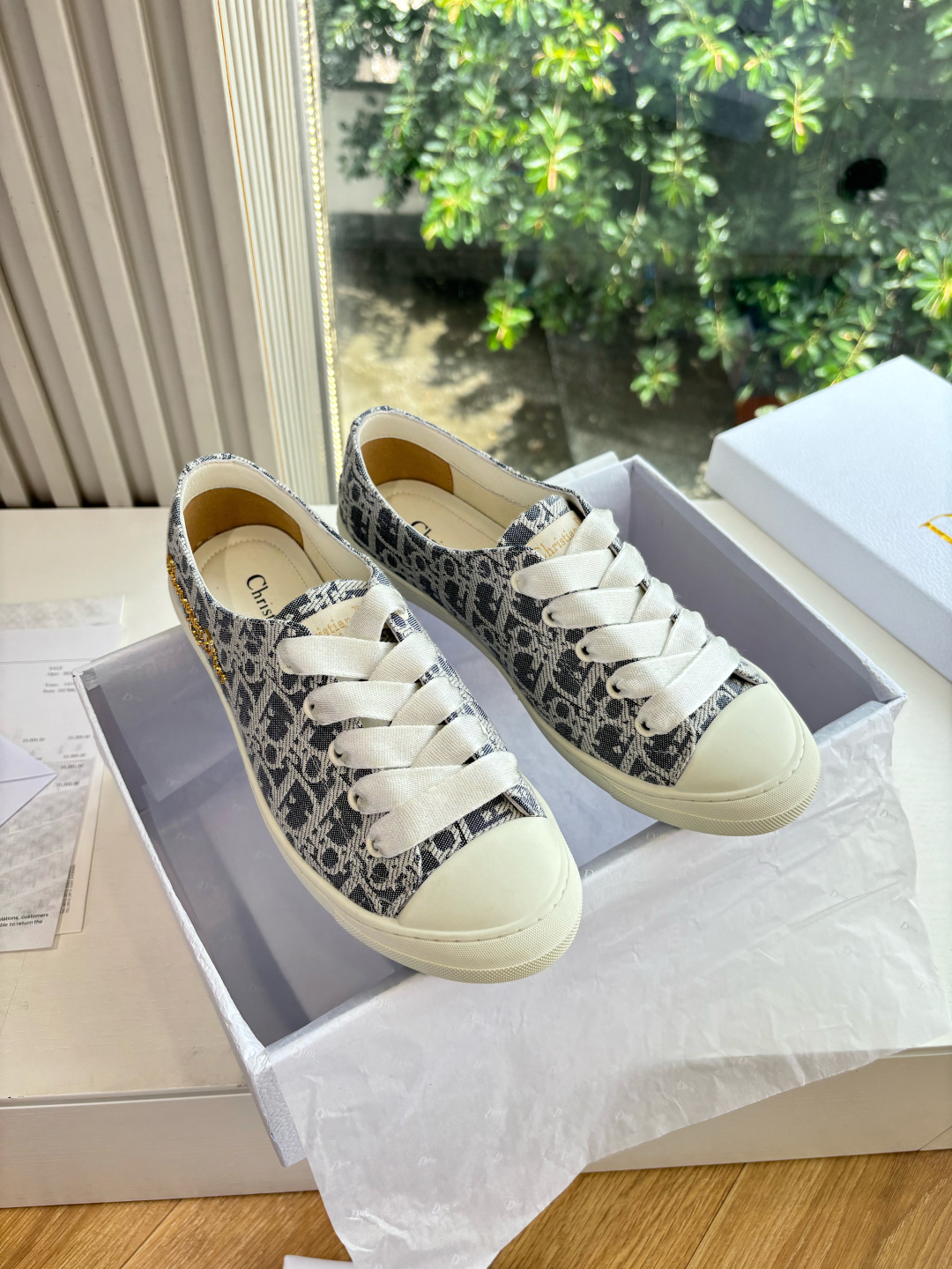 NO:441421,G059 Purchase Level Dior DIOR lucky satin casual sneakers! DIOR designers really understand girls' needs in summer. This new Lucky thin-soled shoes are as cute as her name and thin-soled-mouth design makes the whole pair of shoes very light and easy to wear. Satin fabric with satin wide shoelaces in the same color, so beautiful in the sun~ The soft shoe body is unique when stepped on the clouds and socks and skirts, and it is very stylish when walking, and it is lazy. Just take a casual shot and it is a 'workout-free' elegance. The fabric is small and expensive. The sole is original soles. The pair of soles is the original material. Size 35-40 (40.41 customization, no return or replacement), casual shoes/sports, dior, dior, sneakers, skirts, socks19860909G059代购级别迪奥 DIOR lucky缎面休闲运动鞋!DIOR 设计师真的太懂女生夏天的需求了 这次的新品Lucky薄底鞋就像她的名字一样可爱薄底+浅口设计让整双鞋非常轻盈好穿,缎面面料 搭配同色调缎面宽鞋带,阳光下美到失语~ 软乎乎的鞋身像踩在云朵上配袜子裙裤都一绝,走起来带风又慵懒,随手一拍就是那种“毫不费力”的优雅感小巧显贵 面料对版材质 鞋底原版鞋底 对版全对原版材质 35-40码(40.41定制不退不换),休闲鞋/运动鞋,dior,dior,sneakers,skirts,socks,Women's Shoes