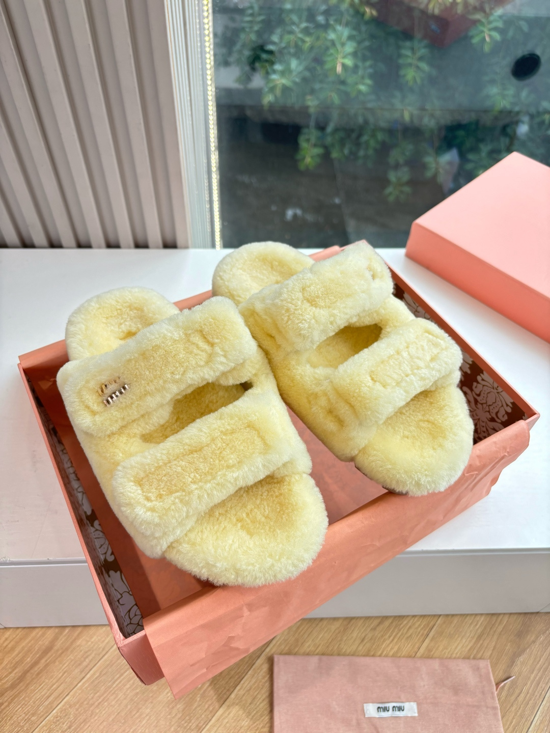 NO:441428,Cotton shoes, fur shoes, G021 purchasing level exclusive first launch miumiu cotton shoes, sandals 2025 spring and summer new shoes MiuMiu show appropriate and unique color polishing technology comes from the details of the Miu Miu series. The trend elements of the new season are now the favorite concept, diverse collision, conveying modern style~ It looks good no matter how you wear it. This summer's fashionable favorite looks not very comfortable. It is super comfortable to wear. Fabric imported wool. Inner imported wool (grained wool) Outsole original sole. Size 35-41 (40.41 custom made without return or exchange), fur shoes, miumiu, sandals19860909棉鞋毛毛鞋G021代购级别独家首发miumiu棉鞋凉鞋2025春夏新款鞋MiuMiu秀场适当独一无二的擦色工艺工艺来自Miu Miu系列的细节特写 新季的潮流要素一此刻挚爱的概念,多元对撞,传达现代风格~ 怎么穿都好看今夏时髦精最爱 看起来不怎么舒服 上脚超级舒服 面料进口羊毛 内里进口羊毛（颗粒毛） 大底原版鞋底 码数35-41（40.41订做不退换）,毛毛鞋,miumiu,sandals,Women's Shoes