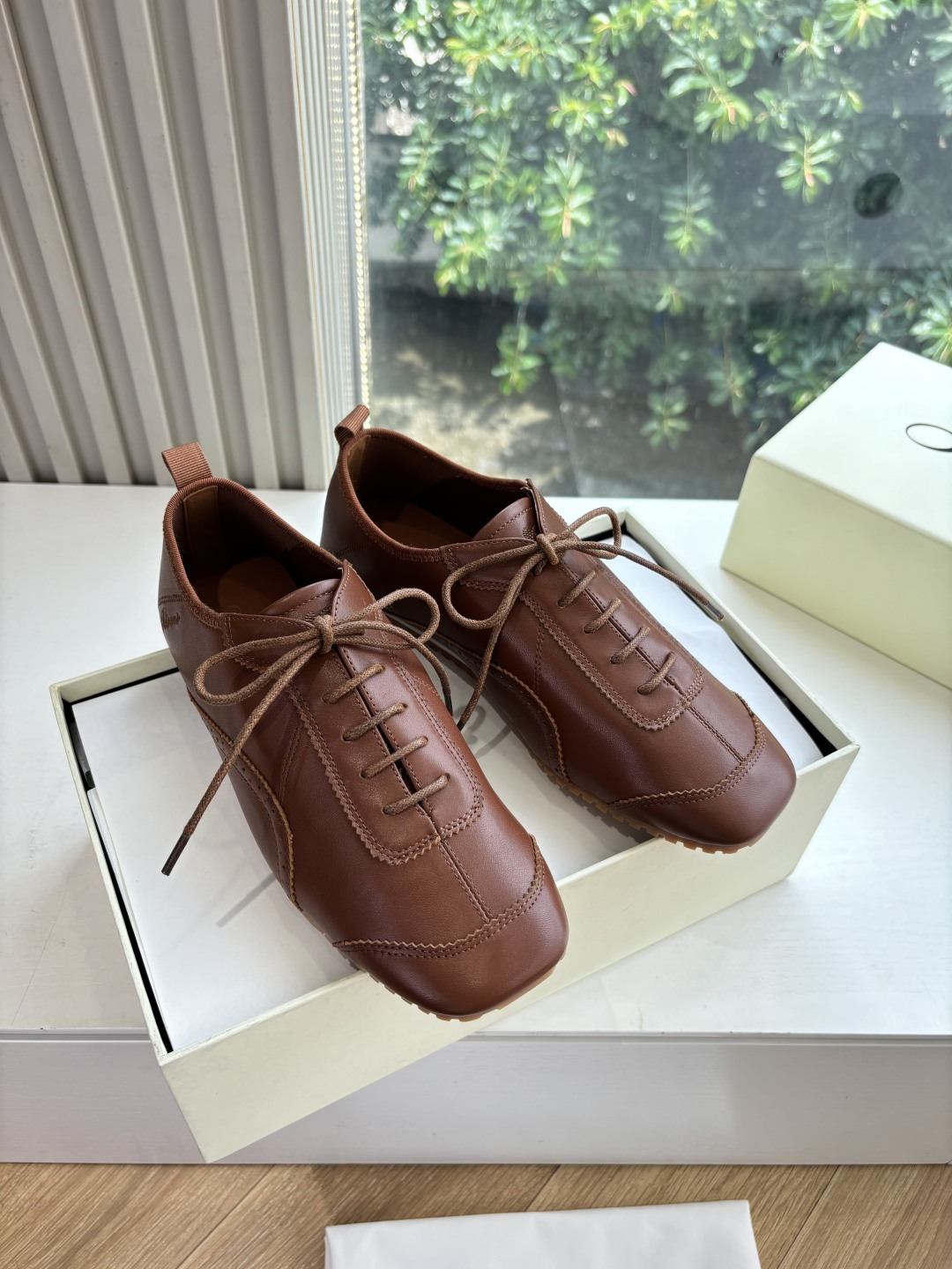 NO:441465,What you see is what you get G213 Orinou*25S spring and summer new style, versatile classic casual retro derby shoes, Orinous multi-color versatile classic casual retro derby shoes, the elegance of time travel 1-Define your fashion attitude!  Classic reshaping, retro freshness!  Whether it is low-key brown, calm black, or fresh beige, the multi-color choice meets all your imaginations of style!  High-quality leather and exquisite craftsmanship not only have elegant appearance but also pay attention to the wearing experience!  Make every step a classic!  Make every moment full of style!  Material double-layer sheep suede spliced ​​calf leather inner sheep li Outsole original unmolded outsole rubber sole Shoe size 35-39/40 customized without return and exchange, casual shoes/sports shoes, sneakers, cowhide, chamois leather19860909所见即所得G213Orinou*25S春夏新款 百搭经典款休闲复古德比鞋 Orinous 多色百搭经典休闲复古德比鞋,穿越时光的优雅 一—定义你的时尚态度！经典重塑,复古新生！无论是低调的棕色、沉稳的黑色,还是清新的米白,多色选择满足你对风格的所有想象！优质皮革与精湛工艺,不仅外观优雅 更注重穿着体验！让每一步都成为经典！让每一刻都充满风格！ 材质双层羊麂皮拼接小牛皮 内里羊里 大底原版一致开模大底橡胶底 鞋码35-39/40定制不退换,休闲鞋/运动鞋,sneakers,cowhide,chamois leather,Women's Shoes