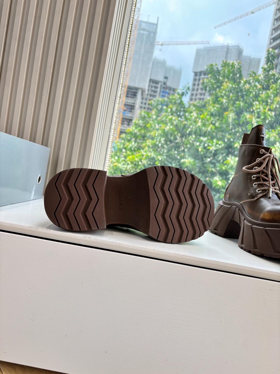 Fashionable Single Wearing SMFK’s Original Oxin Sneakers with Perry Inside. - 图片 8