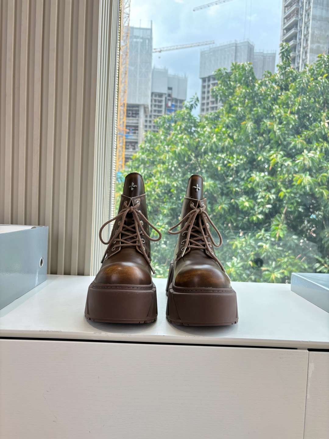 Fashionable Single Wearing SMFK’s Original Oxin Sneakers with Perry Inside. - 图片 9