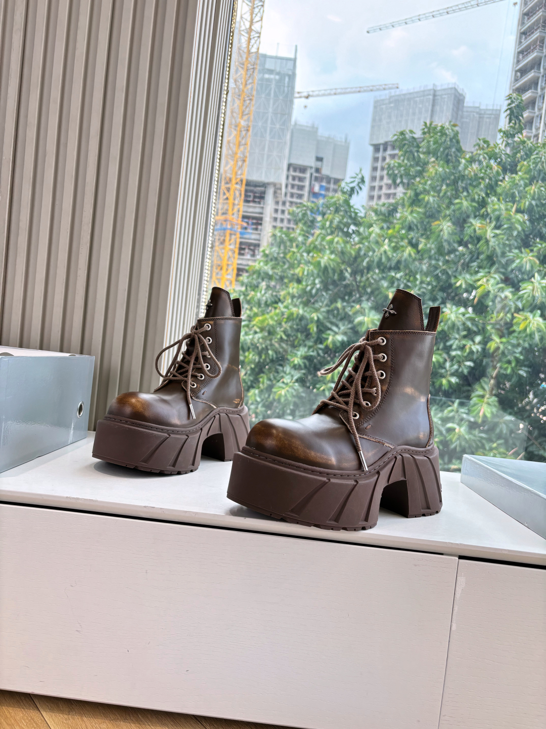 Fashionable Single Wearing SMFK’s Original Oxin Sneakers with Perry Inside. - 图片 1