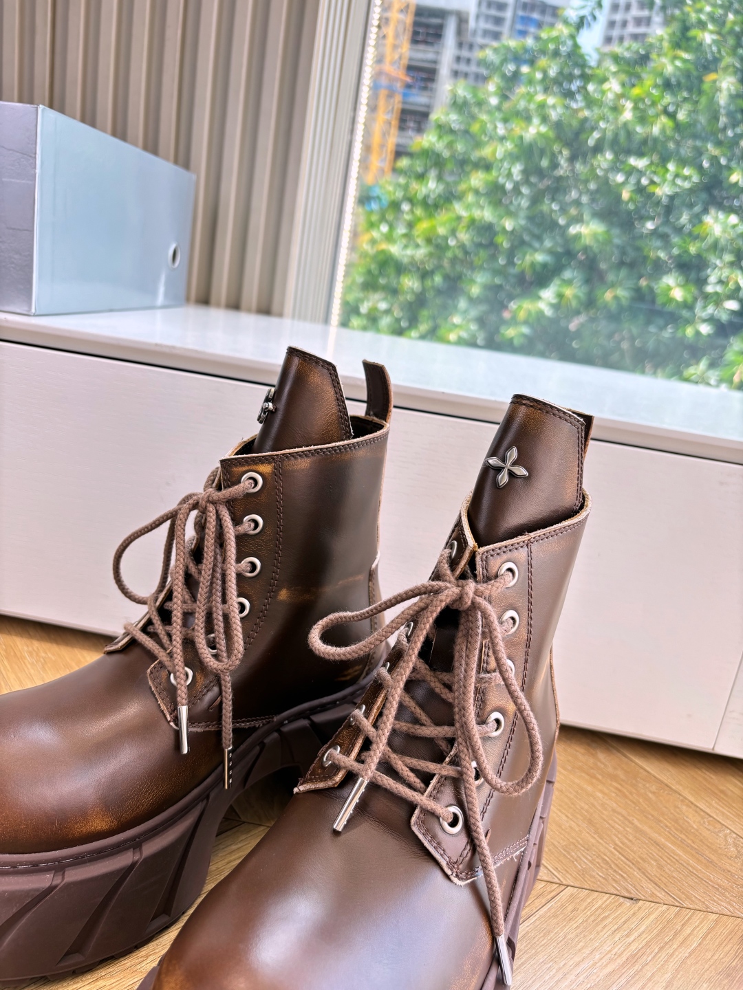 Fashionable Single Wearing SMFK’s Original Oxin Sneakers with Perry Inside. - 图片 7