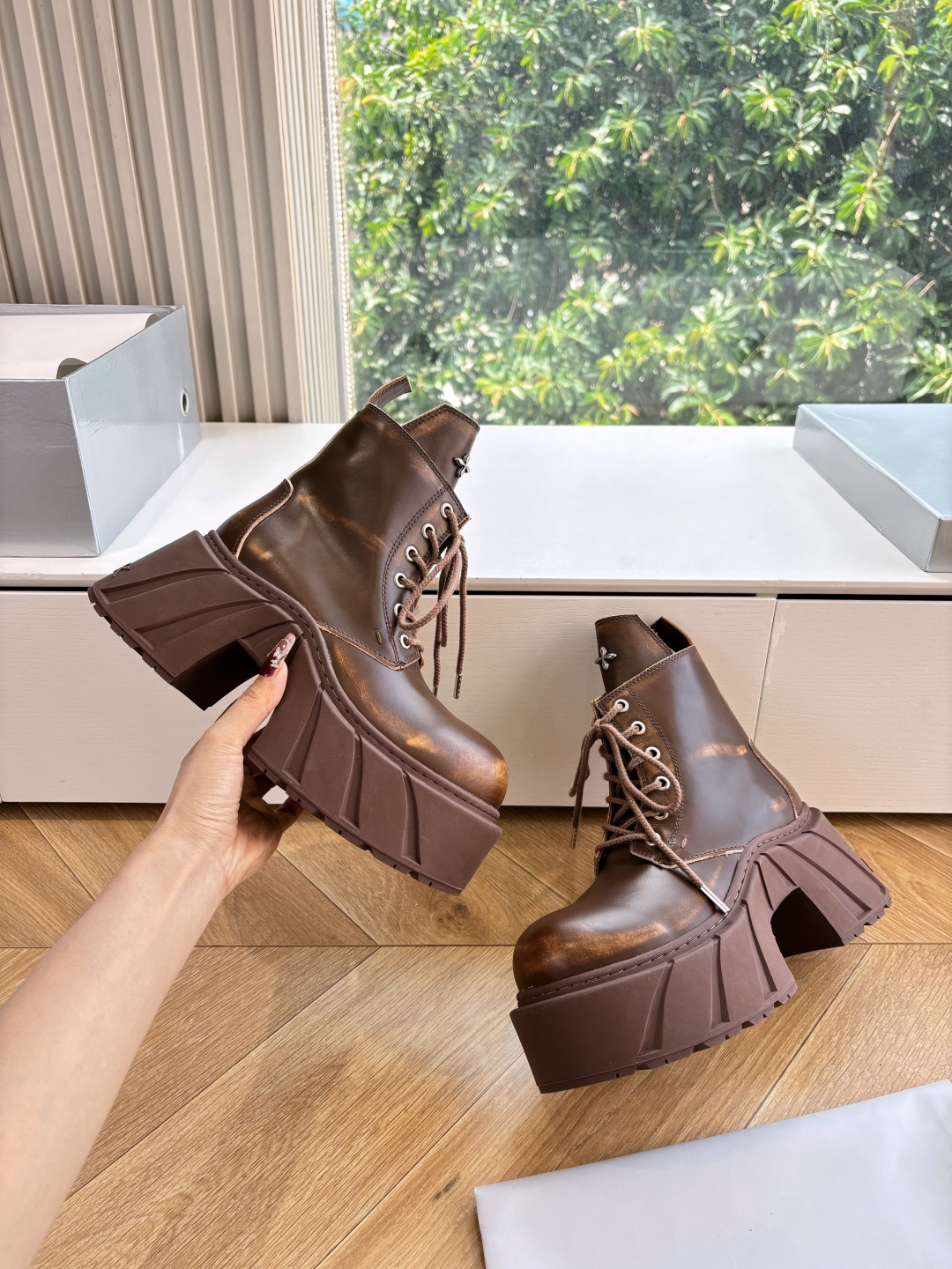 Fashionable Single Wearing SMFK’s Original Oxin Sneakers with Perry Inside. - 图片 6