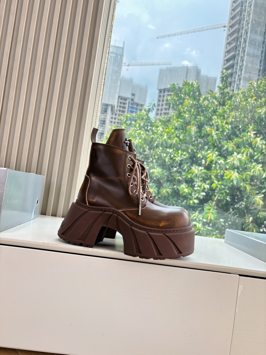 Fashionable Single Wearing SMFK’s Original Oxin Sneakers with Perry Inside. - 图片 2