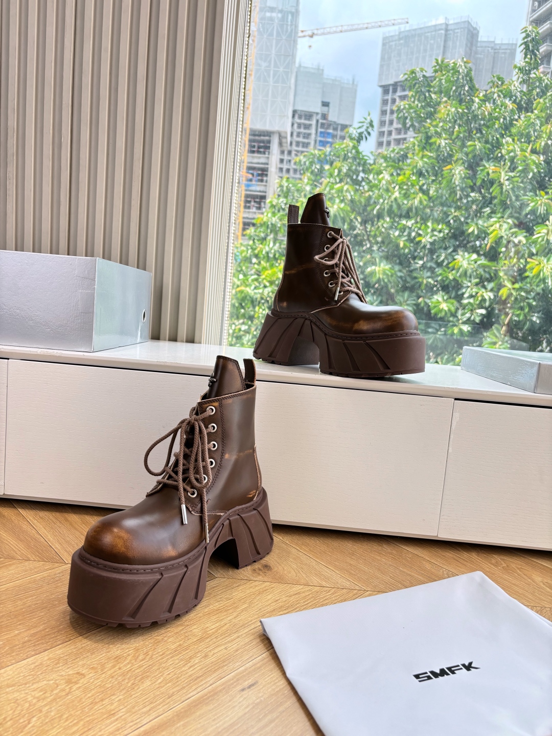 Fashionable Single Wearing SMFK’s Original Oxin Sneakers with Perry Inside. - 图片 4