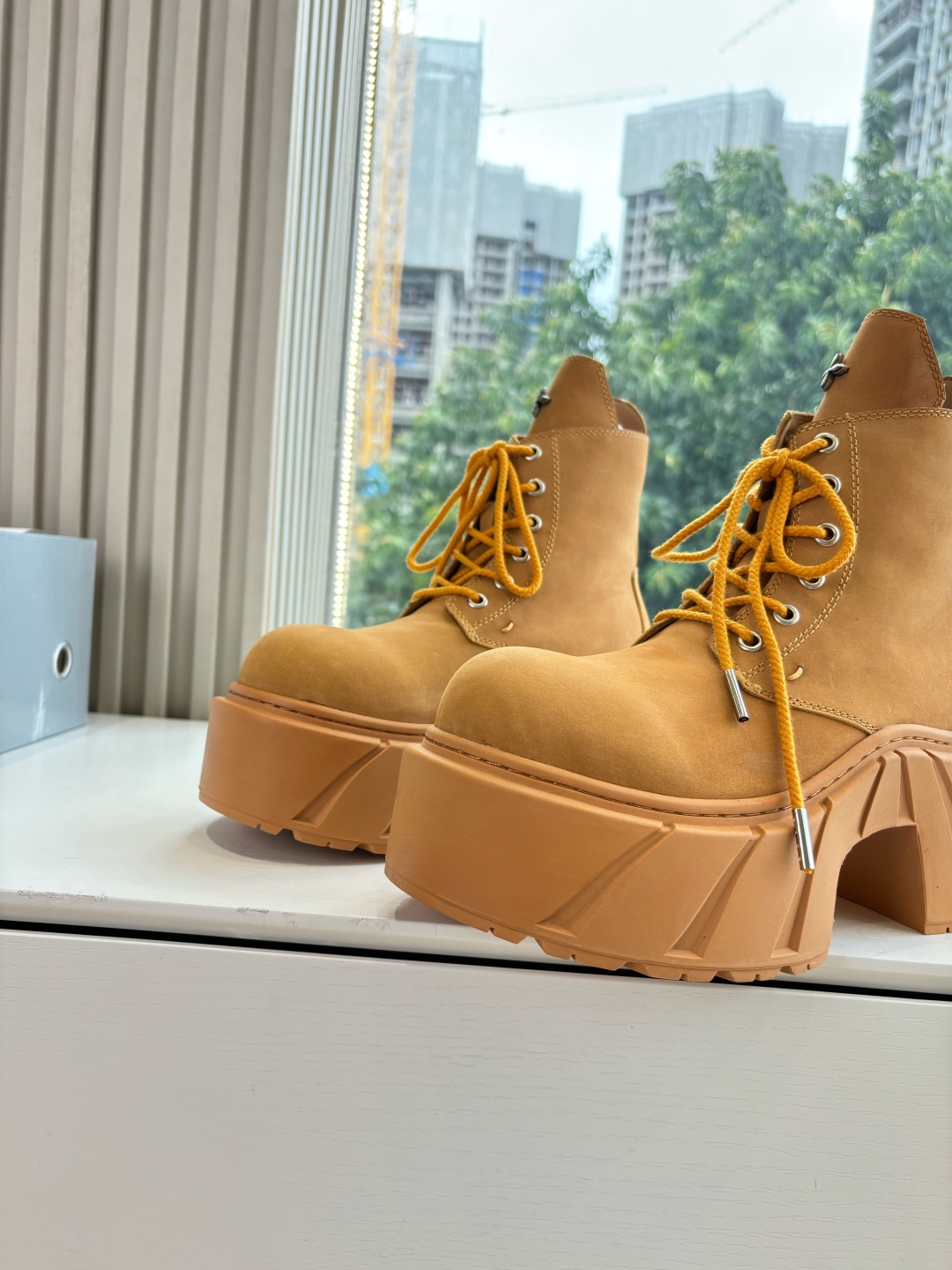 Fashionable Single Wears SMFK’s Sneakers with Original Oxin Fabric and Perry Inside - 图片 7