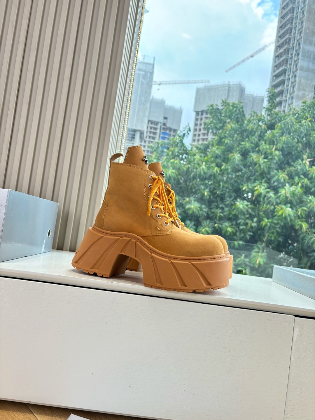 Fashionable Single Wears SMFK’s Sneakers with Original Oxin Fabric and Perry Inside - 图片 2