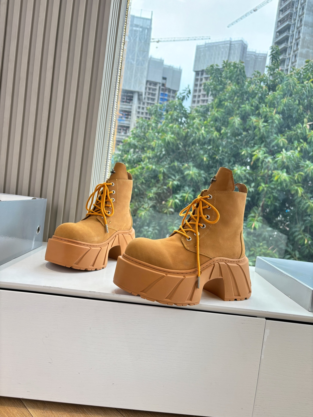 Fashionable Single Wears SMFK’s Sneakers with Original Oxin Fabric and Perry Inside