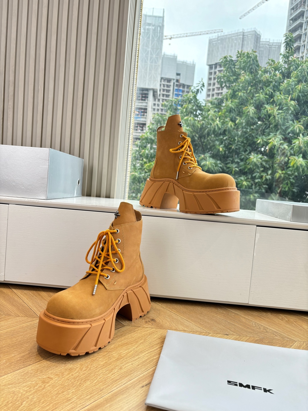 Fashionable Single Wears SMFK’s Sneakers with Original Oxin Fabric and Perry Inside - 图片 4