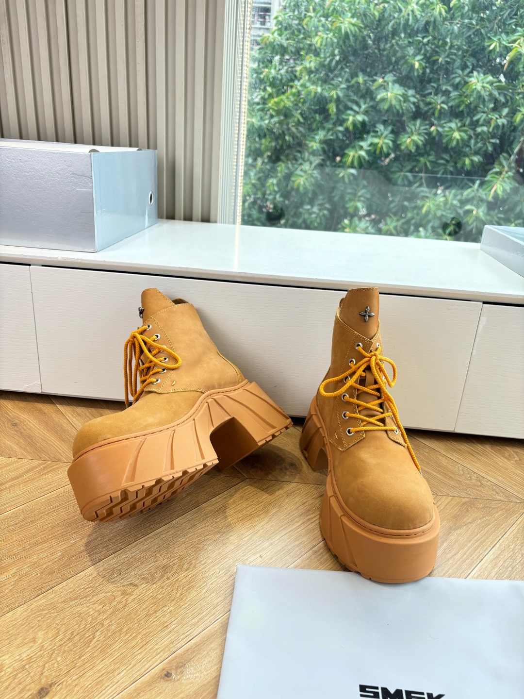Fashionable Single Wears SMFK’s Sneakers with Original Oxin Fabric and Perry Inside - 图片 5