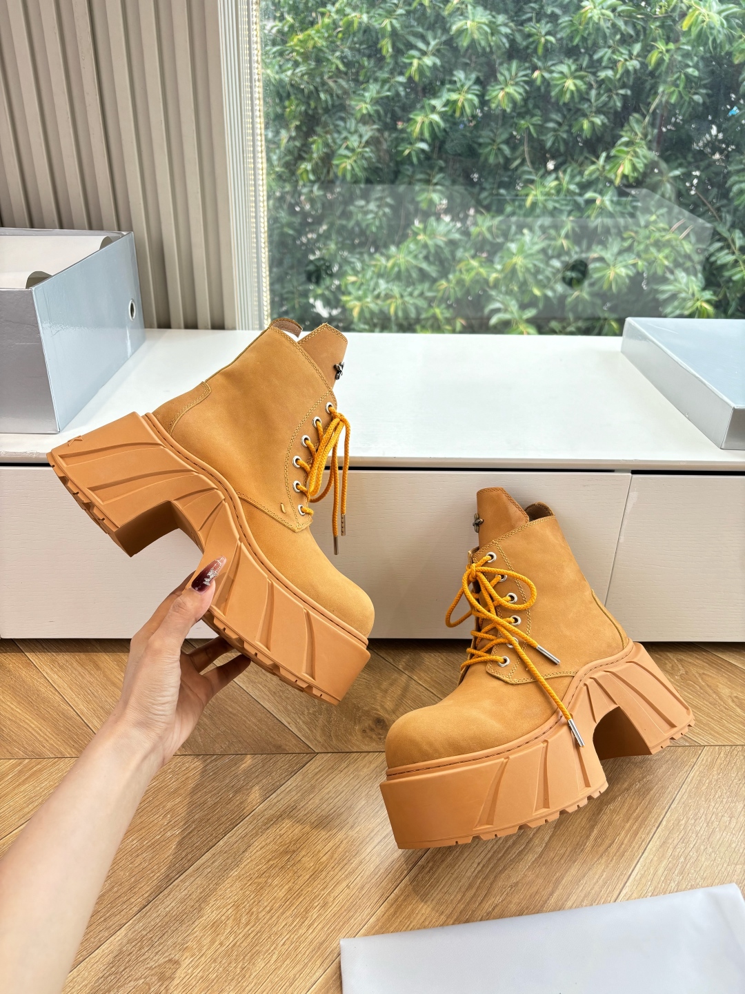 Fashionable Single Wears SMFK’s Sneakers with Original Oxin Fabric and Perry Inside - 图片 6
