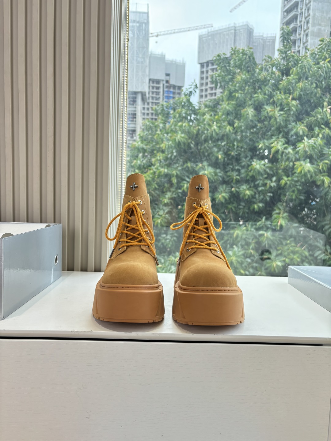 Fashionable Single Wears SMFK’s Sneakers with Original Oxin Fabric and Perry Inside - 图片 9