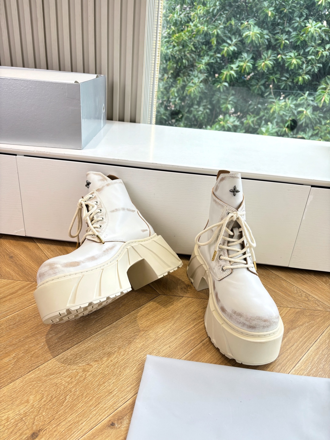 Fashionable Single Wearing SMFK’s Original Oxin Sneakers with Perry Inside. - 图片 5