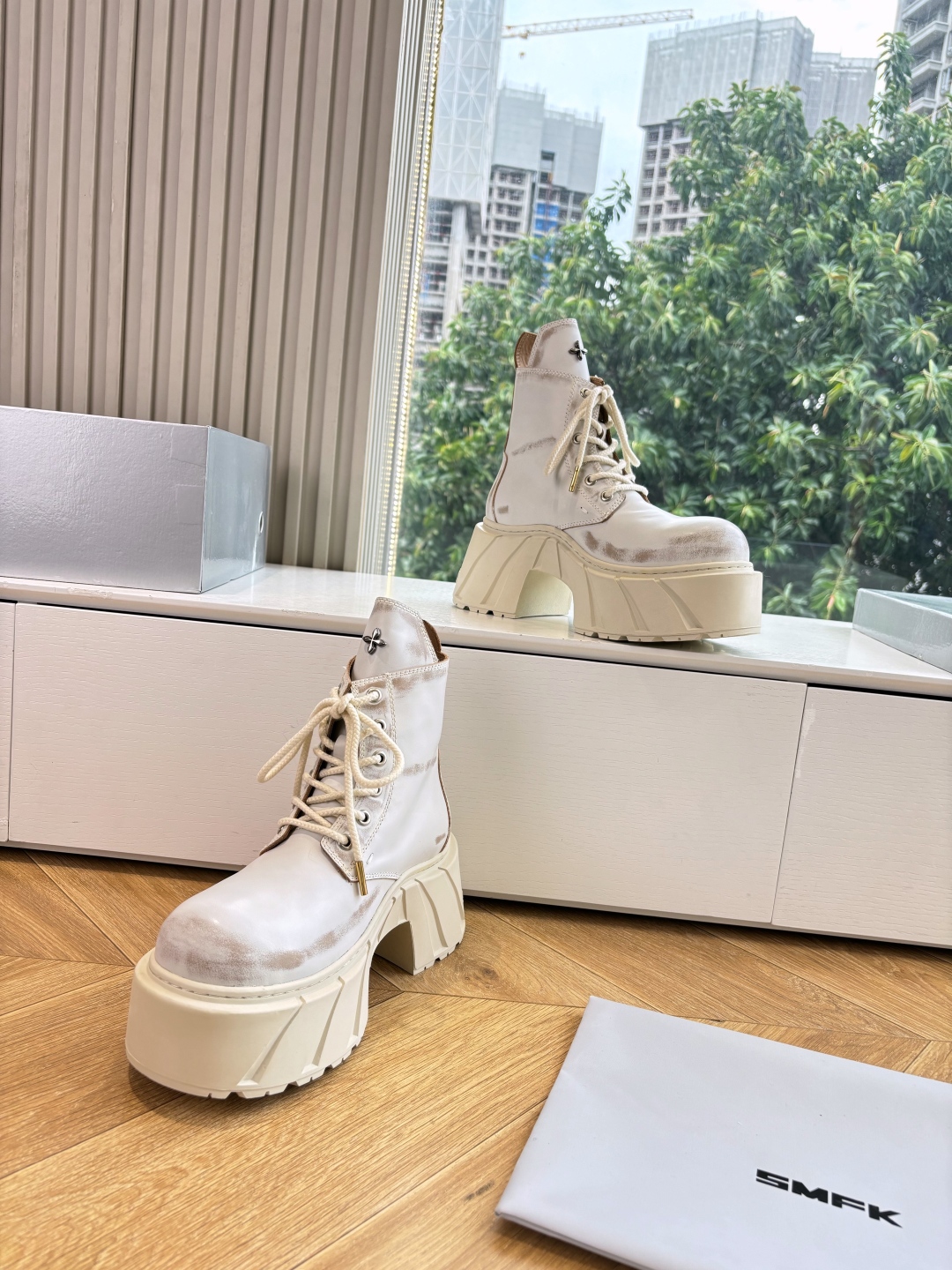 Fashionable Single Wearing SMFK’s Original Oxin Sneakers with Perry Inside. - 图片 4