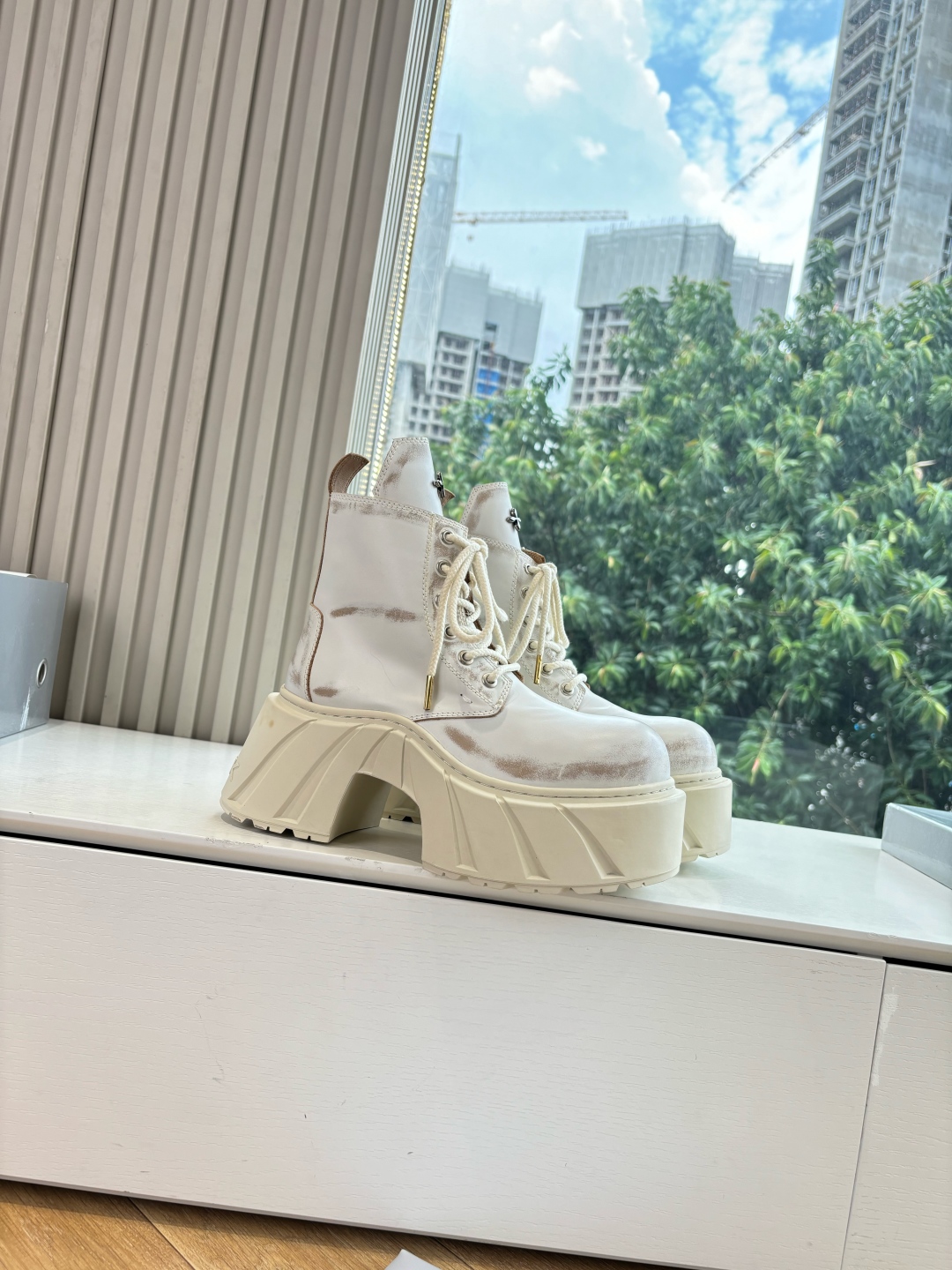 Fashionable Single Wearing SMFK’s Original Oxin Sneakers with Perry Inside. - 图片 2