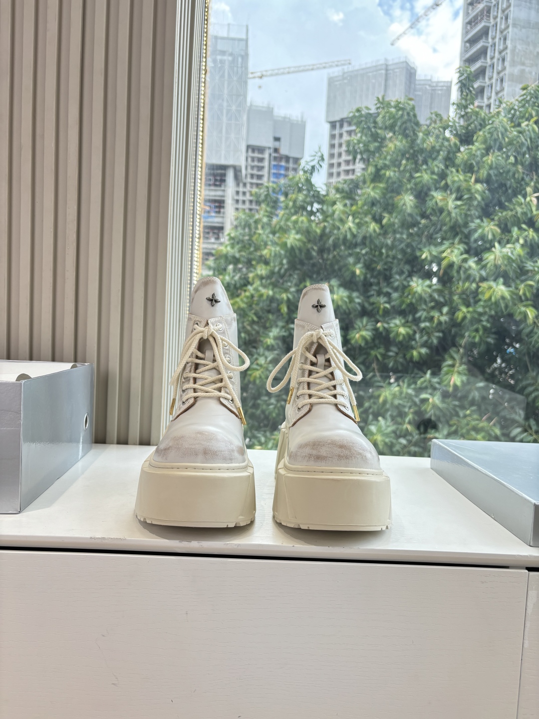 Fashionable Single Wearing SMFK’s Original Oxin Sneakers with Perry Inside. - 图片 9