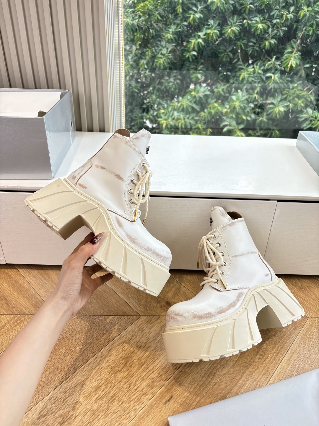 Fashionable Single Wearing SMFK’s Original Oxin Sneakers with Perry Inside. - 图片 6