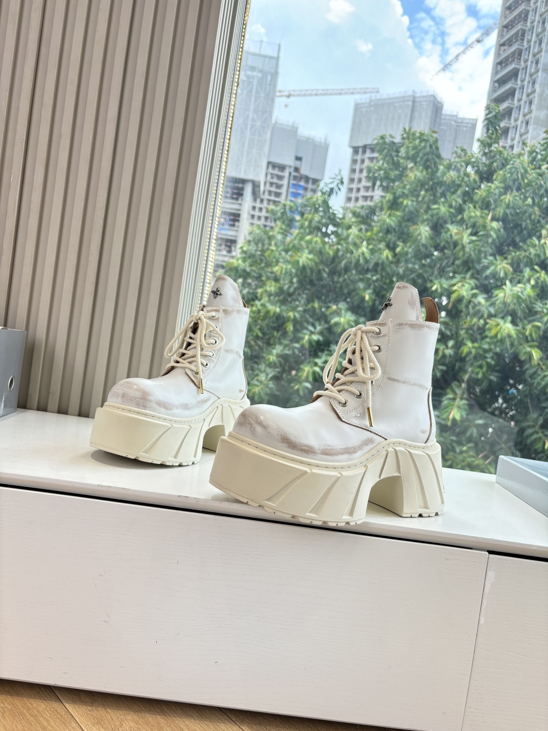 Fashionable Single Wearing SMFK’s Original Oxin Sneakers with Perry Inside. - 图片 1