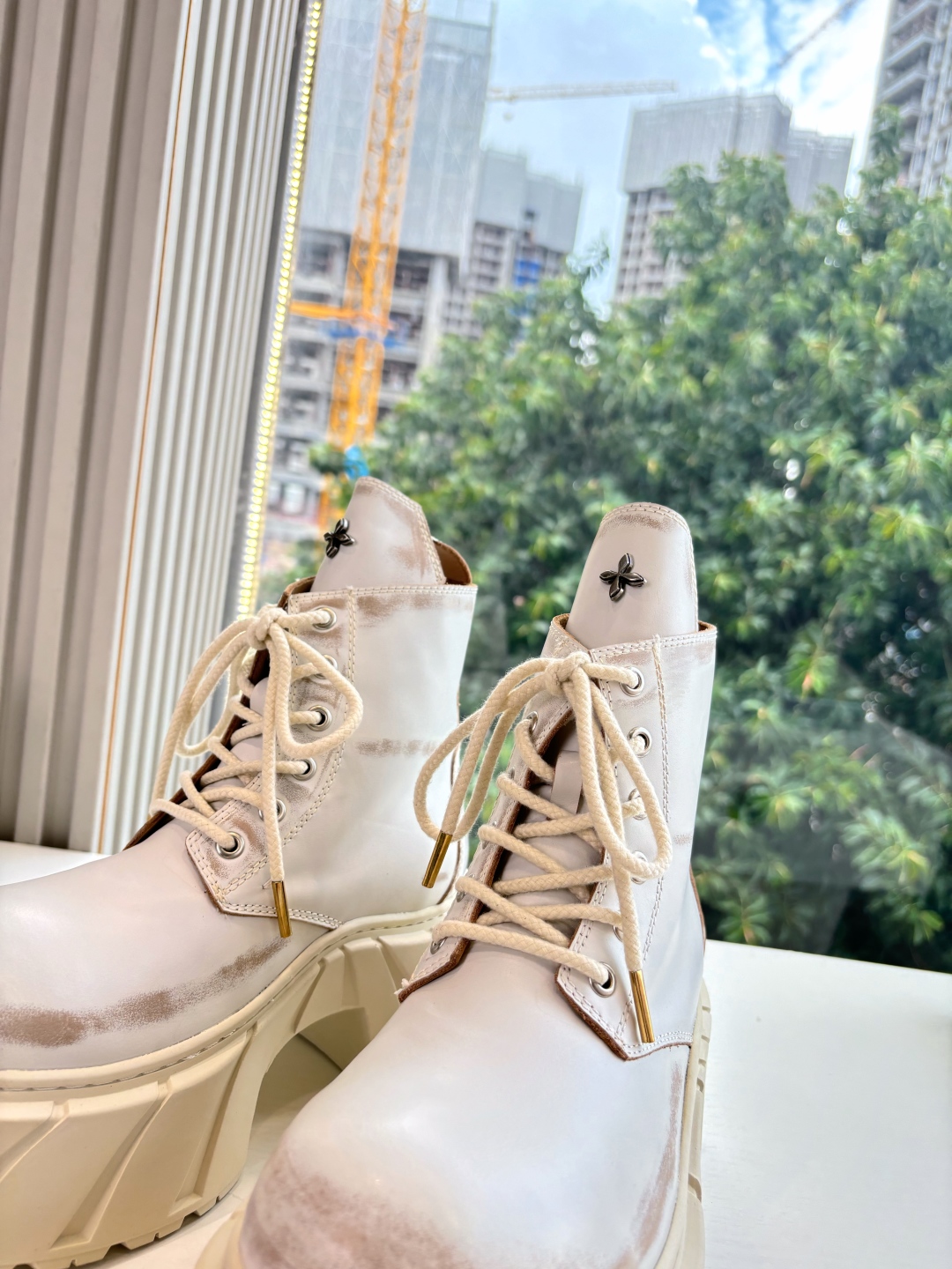 Fashionable Single Wearing SMFK’s Original Oxin Sneakers with Perry Inside. - 图片 8