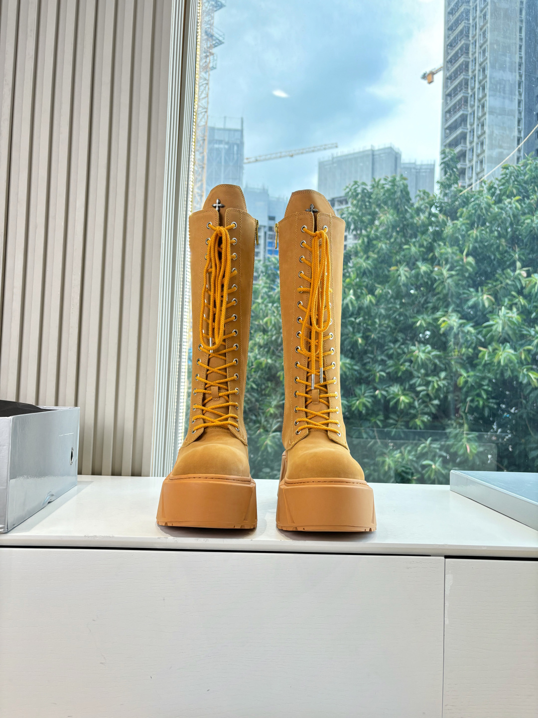 NO:441459,The WYSIWYG G261 Top Edition SMFK Cross 2025 Autumn and Winter New Thick Sole, but the Knee Boots Counter Out of Stock King, the heart-warming texture is full at one glance, the foot is invincible and can be used to close your eyes, and it is very fashionable. Many internet celebrity bloggers and celebrities wear SMFK sneakers. The more you look at it, the more you look, the more you look, the more you look, the more you look, the more you look, the more you look, the sole is super versatile. The original fabric is made of cowhide, the sole is original open-mold sole (the thick sole is on the right version) Size 35-39# (40# custom made without return and exchange), boots, boots, sneakers, cowhide19860909所见即所得G261顶级版SMFK十字2025秋冬新款厚底不过膝长靴专柜断货王,一眼心动质感拉满,上脚无敌增高,闭眼可入,非常时髦的单品之一超多网红博主、明星都穿SMFK的运动鞋,真的是越看越上头超级百搭 面料原版牛皮材质 内里皮里 鞋底原版开模鞋底(对版厚底) 码数35-39#（40#订做不退换）,靴子单鞋,boots,sneakers,cowhide,Women's Shoes