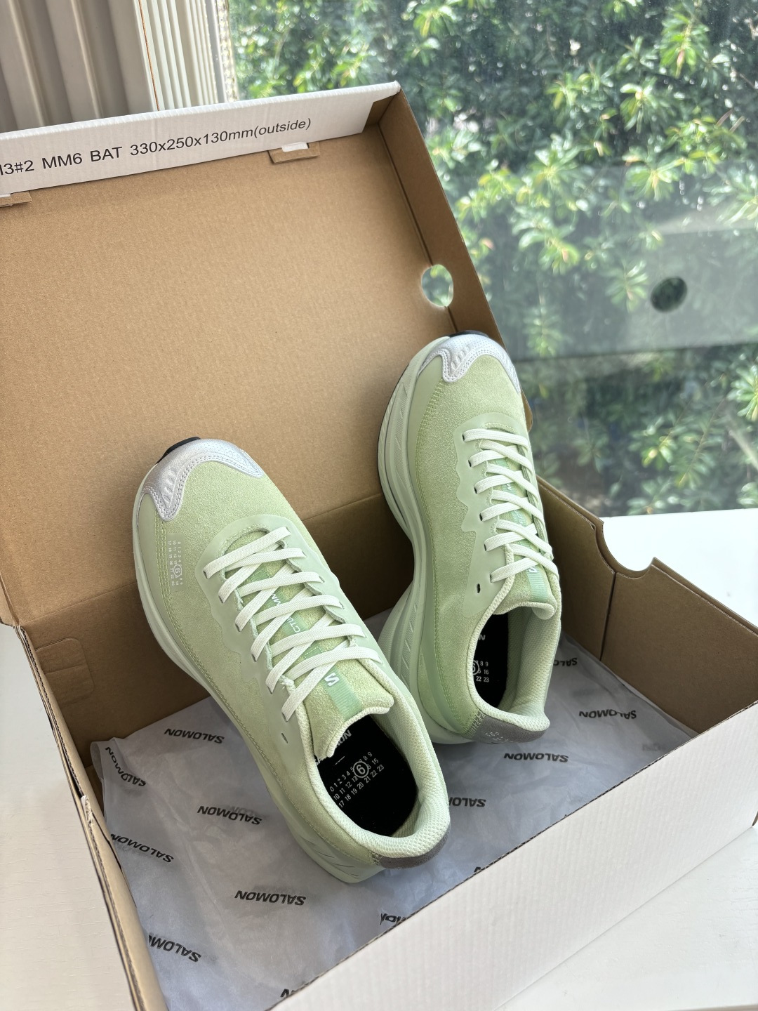 NO:443578,MM6 knitted SALOMON joint-branded semi-tug designer brand, a light luxury brand is very versatile and comfortable to the feet. This German training shoe continues the classic T-shaped genuine leather splicing design. After many careful improvements by the design team, it is just to let you experience the most original military flavor. The soft and delicate features of the top layer cowhide and the texture of cow leather make it have super high softness and comfort, while maintaining good breathability and comfort and texture parallel, so as to easily control any matching of all seasons. Original material of fabric, original material of inner lining, original mold opening of soles, size: 35-45 (39.40 note for men and women, 45 customization, no return or replacement), dad shoes, masion margiela, cowhide19860909MM6针织SALOMON 联名款半拖鬼才设计师品牌,一个轻奢品牌上脚很百搭哦,也很随脚舒适,这一款德国训练鞋延续了经典的T形真皮拼接设计,经过设计团队多次的精心改良,只为让您体验最原始的军旅味道,头层牛皮柔软细腻的特点与牛反绒牛皮的质感相结合使其既有超高的柔软舒适度,又同时保持不错的透气性能舒适与质感并行,轻松驾驭四季穿着任何搭配. 面料原版材质 内里原版材质 鞋底原版开模 码数:35-45(39.40备注男女,45定制不退不换),老爹鞋,masion margiela,cowhide,Women's Shoes