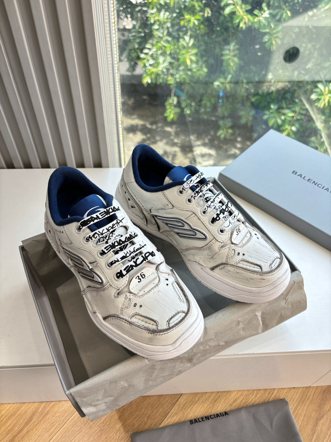 NO:441434,Aircraft box 10G086 top quality BaLenciaga Winter25 Autumn and Winter Hamp tons sneakers Creative genius Deanna reshapes the fashion definition, taking classic shoes as the prototype, decorated with 3B Spores and Spores logos, creating a streamlined outline, the upper is asymmetrical tailoring design supplemented by burrs, old marks, exposed seams at the wear edges, loose seams at details, and car hole marks, scratch marks and asymmetrical design to create a retro and casual atmosphere. Shoe laces with outer raven brand logo and curved toe structure, uninhibited and personalized with DIY. Size 35-45 (45 customization, no return or exchange) 39.40 Order Notes for men and women, casual shoes/sports shoes, balenciaga, balenciaga, sneakers19860909飞机盒10G086顶级品质BaLenciaga 巴黎世家Winter25秋冬Hamp tons运动鞋 创意鬼才Deanna掌舵下Winter25系列重塑时尚定义、以经典鞋履为原型、饰以3B Spores与Spores标志、打造流线型轮廓、鞋面釆用不对称剪裁设计辅以毛边、做旧痕迹、磨损边缘外露缝线、细节处松脱的缝线以及车孔痕辸、刮擦痕辸与不对称设计营造出复古随性氛围.鞋带外途鸦式品牌标识与弯曲鞋头结构、自带DIY的不羁与个性. 码数35-45(45定制不退不换)39.40下单备注男女,休闲鞋/运动鞋,balenciaga,balenciaga,sneakers,Women's Shoes