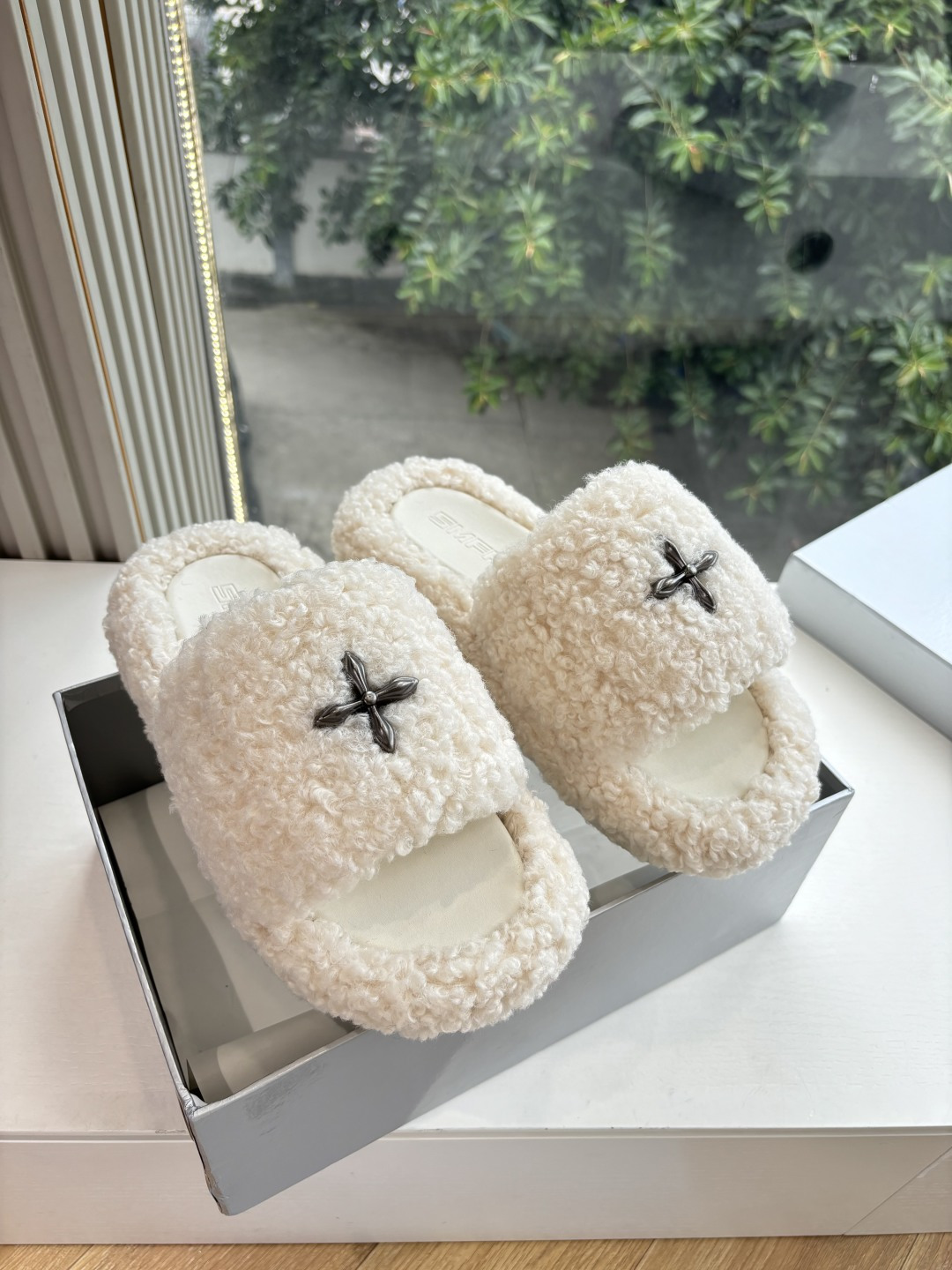 NO:461560,(Top version) SMFK Cross Boots Snow Boots Cotton Shoes 2025 New Autumn Old Cross Flower Thick Sole Ultra Light Snow Boots Teddy Wool Cotton Shoes Slippers New style really falls in love with thick-soled body shoes at first glance, and I feel super comfortable on the feet, and I have no favorite shoes recently!  Any style can be matched with fried chicken nice~ material sheep curl inner lining original inner lining, ultra-light sole, size 35-39/40 customized, fur shoes slippers, boots, slippers19860909（顶级版本） SMFK十字靴雪地靴棉鞋2025新款秋季做旧十字花厚底超轻雪地靴泰迪毛棉鞋拖鞋新款真的一眼爱上厚底体闲鞋上脚超级舒服,近期最爱的鞋子没有之一！任何风格都能搭配炒鸡nice~ 材质羊卷毛 内里原版内里 大底超轻鞋底 码数35-39/40定制,毛毛鞋拖鞋,boots,slippers,Women's Shoes