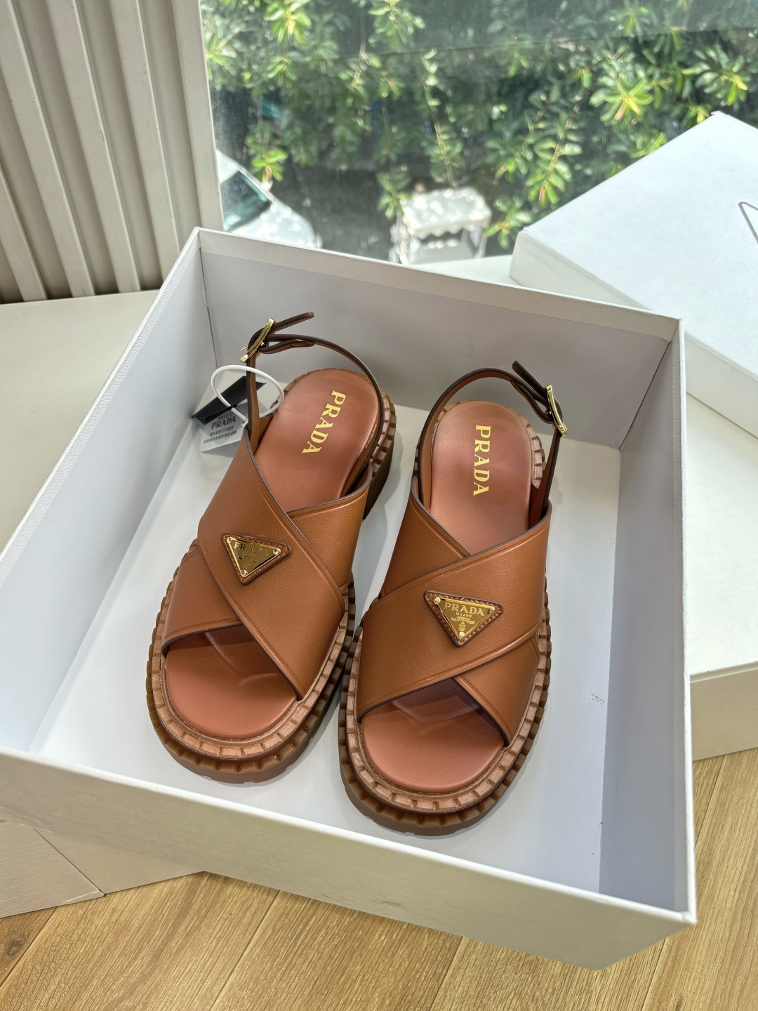 NO:461515,(Top version) Prada Prada 2025 latest sandals and pig cage shoes make the whole pair of shoes light and comfortable. Bright colors satisfy a variety of choices for fashionable people in different styles!  The iconic metal triangle logo Mary Jane Loafers color polishing craftsmanship is a unique combination of ancient style, and every design element is on the trendy point!  Imported fabric cowhide, inner sheepskin, thick sole, size 35-39 (40.41 customization, no return or replacement), sandals, prada, prada, loafers, sandals, mary jane, cowhide, sheepskin19860909（顶级版本） prada普拉达2025最新款凉鞋猪笼鞋让整双鞋轻便舒适 鲜艳色彩 满足不同风格时髦人士的多种选择！标志性金属三角标玛丽珍乐福鞋擦色工艺每一双都是独一无二搭配古造型,每一个设计元素都踩在时髦点上！ 面料进口牛皮 内里羊皮 底厚原版鞋底 码数35-39（40.41定制不退不换）,凉鞋,prada,prada,loafers,sandals,mary jane,cowhide,sheepskin,Women's Shoes