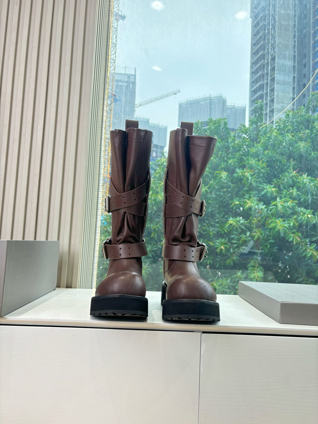 NO:461504,(Top version) Balenciaga 25FW Venom Venom Couple High Boots Mid Boots Please be aware of the high version. This boot is unique in design. It uses straps and belt elements as highlights. It not only firmly fits the boots to the feet, but also adjusts elasticity as you like. In terms of details, the brand's iconic old hardware runs through the whole time, cleverly creates a retro wear effect, highlighting a personality attitude and matching with thick toothed rubber soles. It not only ensures the comfort of wearing, but also strengthens the overall sense of fashion and awareness of the Venom high boots are undoubtedly a fashion item that cannot be missed this season. It will add a unique charm to the outfits of fashion enthusiasts and lead a new round of trendy style. Boot barrel height, top layer cowhide treatment of upper, imported water dyed cowhide, outsole height 5CM, original molded leather edge combination Size 35-40 (41.42 customization, no return or replacement) The original size is more than half the size. If you have thin feet, choose one size smaller, boots, balenciaga, balenciaga, boots, cowhide19860909（顶级版本） Balenciaga巴黎世家25FW毒液Venom情侣款高筒靴 中筒靴 请认准高版本 这款靴子在设计上独具匠心 以绑带与皮带元素作为亮点 不仅能将靴子稳固贴合于足部 更可随心调节松紧 在细节处理上 品牌标志性的做旧五金件贯穿始终 巧妙营造出复古磨损效果,彰显个性态度搭配厚实的齿状橡胶鞋底 既保证了穿着的舒适度,又强化了整体的时尚感与辦识度Venom高筒靴无疑是本季不容错过的时尚单品,它将为时尚爱好者们的穿搭增添别样魅力,引领新一轮的潮流风尚 靴筒高度 鞋面头层牛皮做旧处理 内里进口水染牛皮 大底高度5CM 原版开模真皮沿条组合大底 尺码35-40(41.42定制不退不换) 原版尺码偏大半码 脚瘦的选小一码,靴子,balenciaga,balenciaga,boots,cowhide,Women's Shoes