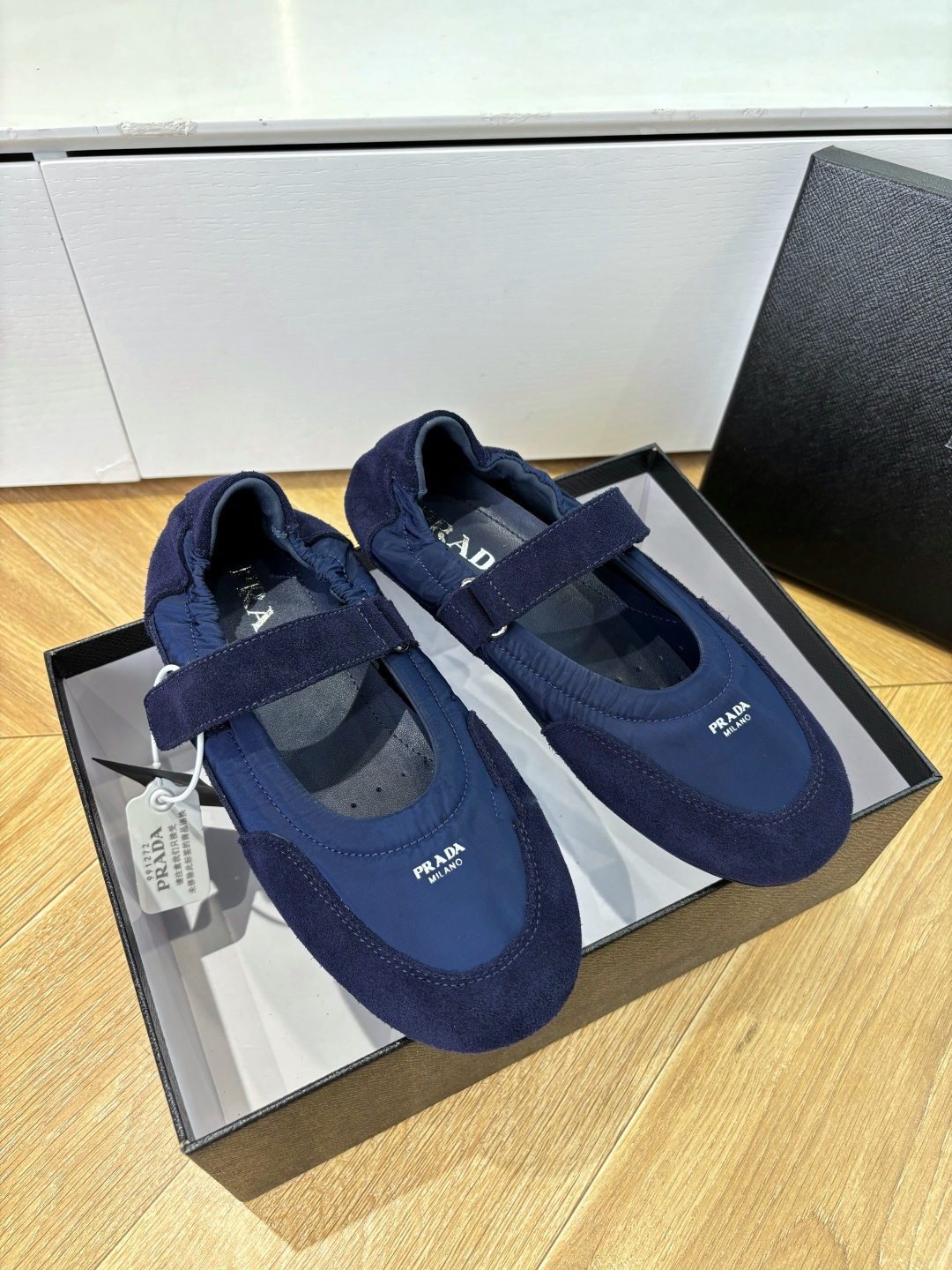 NO:461497,(Top version) Prad* Metal toe thin sole German training shoes Casual shoes with large sole open mold TPU!  No rubber!  The upper has a textured texture, wrapped in sheepskin inside, soft and glutinous. The insole is thickened with lambskin, which is extremely comfortable to wear, supports and is wrapped well. The shoe shape is full of wrapping, and it is light and easy to wear. It is a casual shoe that looks tall and long legs!  Upper flax/cloth inner sheepskin outsole TPU outsole size35-41 (40.41 custom-made non-return and exchange), Mary Jane, prada, mary jane, sheepskin19860909（顶级版本） Prad* 金属鞋头薄底德训鞋 休闲鞋大底开模TPU！不做橡胶！鞋面有肌理感,内里羊皮包裹,软软糯糯的.鞋垫加厚小羊皮,踩上去无比舒适,有支撑感,又包裹得很好的感觉 鞋型包裹感十足,轻便好穿实用的一款休闲鞋,显高显大长腿！ 鞋面牛反绒/布 内里羊皮 大底TPU大底 size35-41（40.41定制不退换）,玛丽珍,prada,mary jane,sheepskin,Women's Shoes