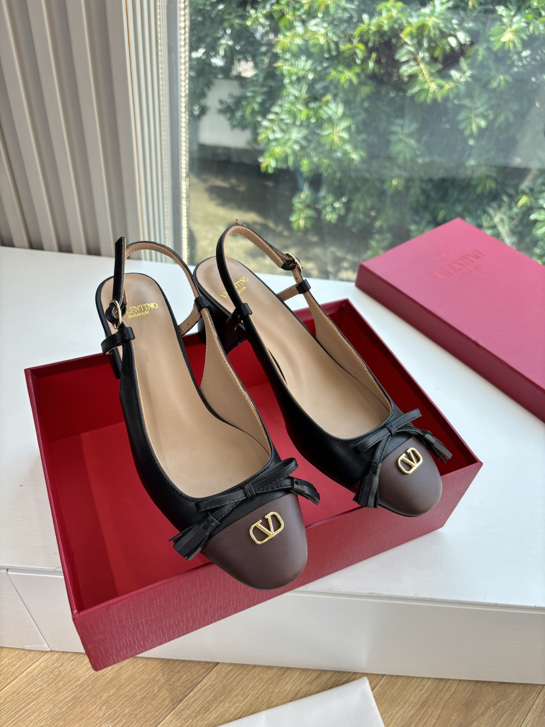 Valentino Classic 2025 Springs: Cozy Layout, Original Sheep Skin Shoes, Comfortable and Stylish. - 图片 1
