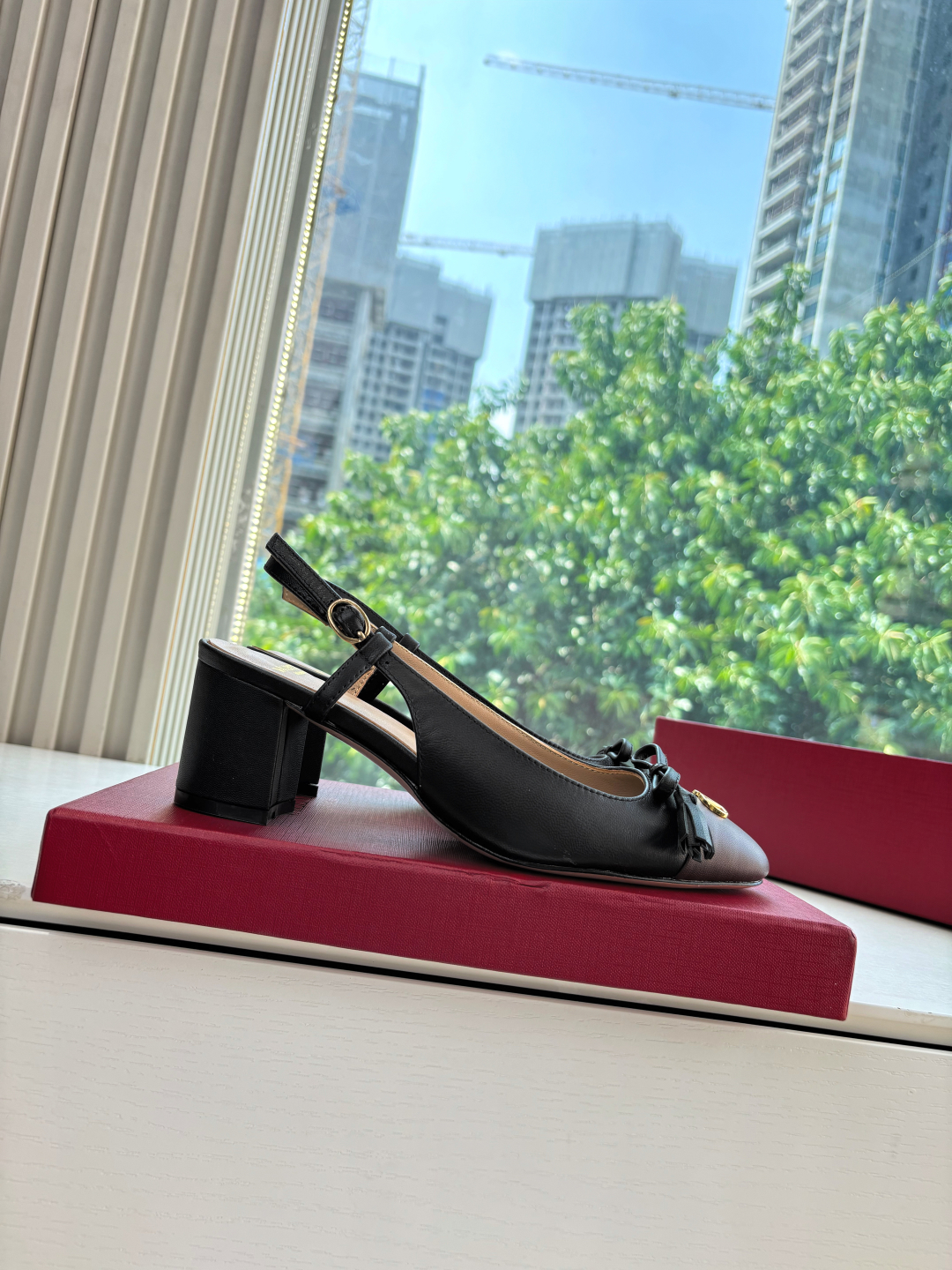 Valentino Classic 2025 Springs: Cozy Layout, Original Sheep Skin Shoes, Comfortable and Stylish. - 图片 7