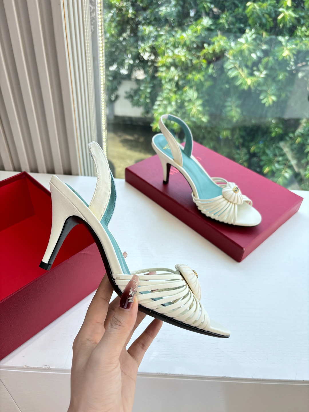 “Valentino VLOGO Signature Sandals: Spring/Summer 2025, Imported Sheepskin, Comfortable Feet, Sizes 35-39” - 图片 3