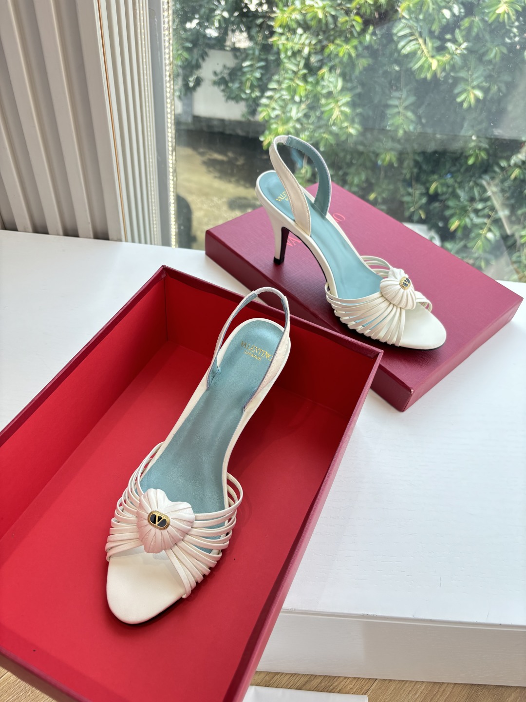 “Valentino VLOGO Signature Sandals: Spring/Summer 2025, Imported Sheepskin, Comfortable Feet, Sizes 35-39” - 图片 2