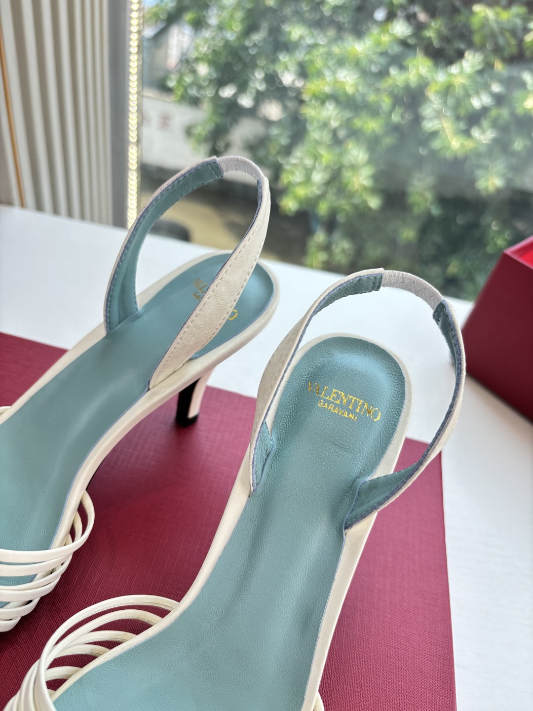 “Valentino VLOGO Signature Sandals: Spring/Summer 2025, Imported Sheepskin, Comfortable Feet, Sizes 35-39” - 图片 8