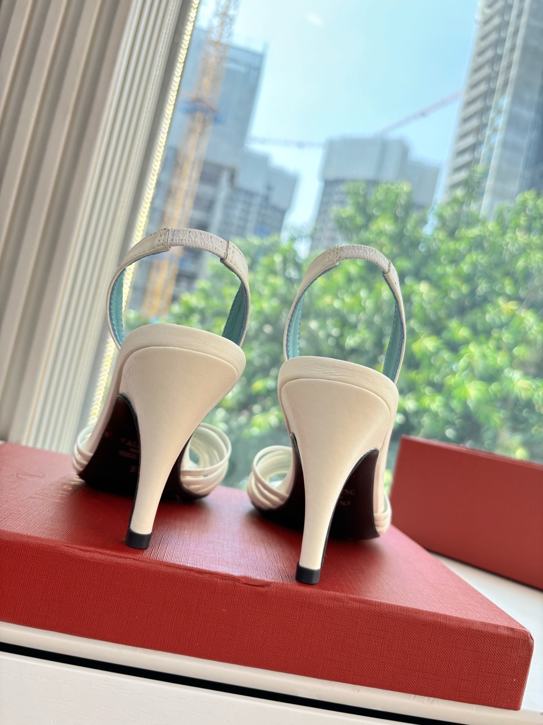 “Valentino VLOGO Signature Sandals: Spring/Summer 2025, Imported Sheepskin, Comfortable Feet, Sizes 35-39” - 图片 9