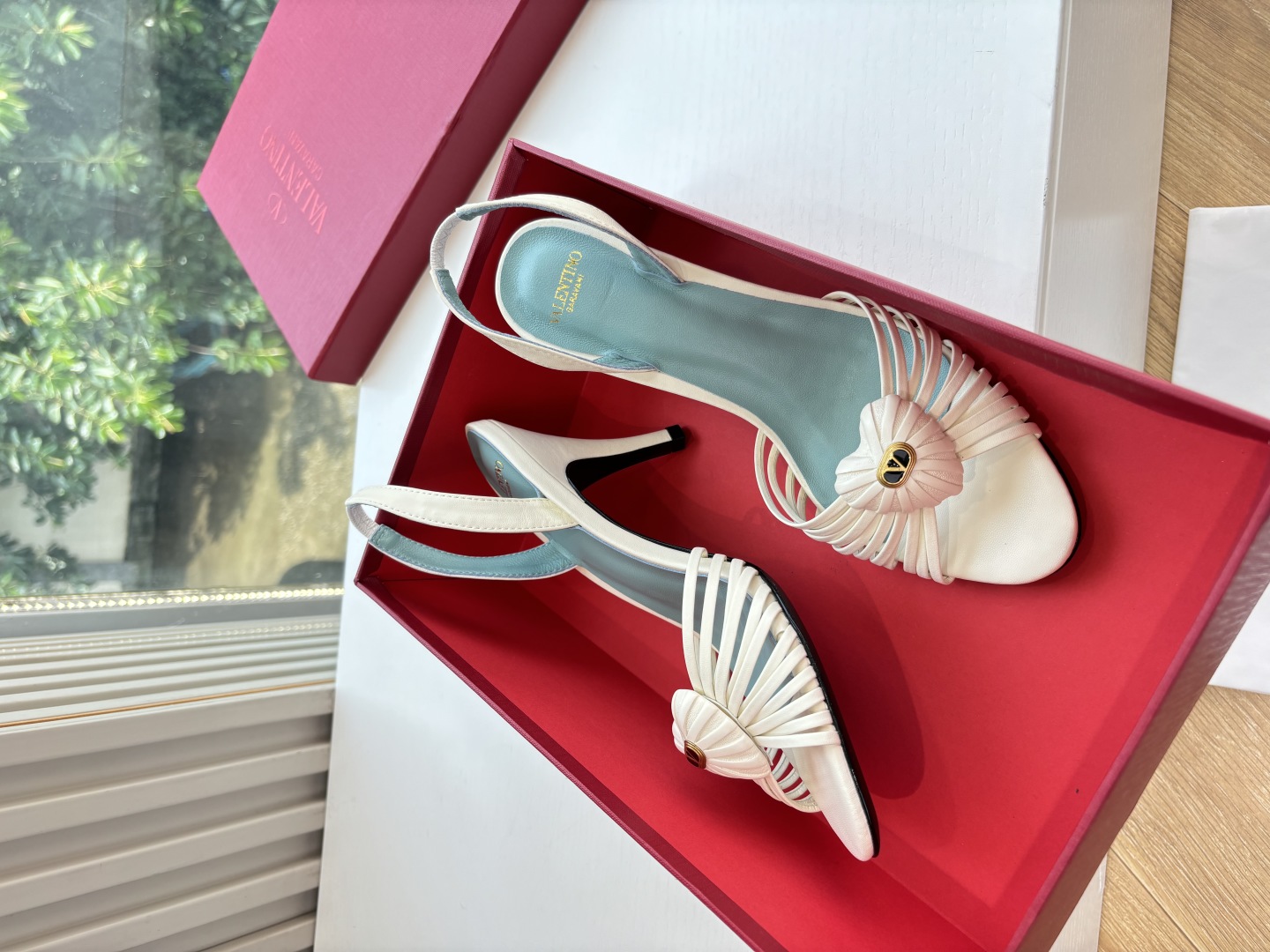 “Valentino VLOGO Signature Sandals: Spring/Summer 2025, Imported Sheepskin, Comfortable Feet, Sizes 35-39” - 图片 1