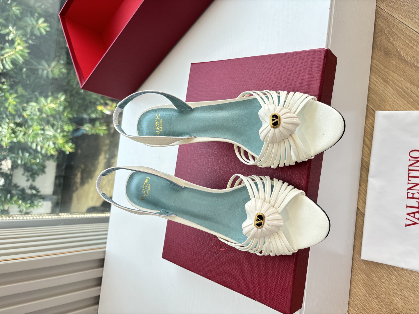 “Valentino VLOGO Signature Sandals: Spring/Summer 2025, Imported Sheepskin, Comfortable Feet, Sizes 35-39” - 图片 4