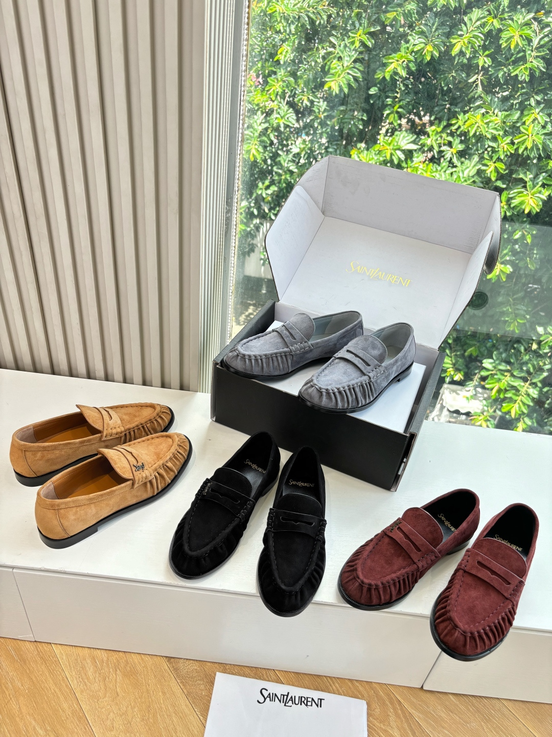 NO:694424,Shipped uniformly with airplane box G988 Saint Lauren*YSL Saint Laurent 25ss new YSL small logo loafers half-slippers. The iconic small logo is the soul of this pair of shoes. It is presented on the shoe body in a low-key and exquisite manner. Different from the big and flamboyant logo, it is quiet but eye-catching. It outlines YSL's unique fashion DNA with simple lines and inadvertently reveals the brand's profound heritage. The classic almond-shaped design of the toe cleverly modifies the foot shape.  It visually lengthens the foot line and highlights elegance and delicacy. Whether it is paired with simple wide-leg pants or a playful short skirt, it can be easily controlled to show different style charms and become the finishing touch of the look. The fabric is made of original customized leather and the inner pads are all sheepskin. The sole is imported genuine leather outsole from Italy size35-39 (customized 40/41.42.43), loafers, saint laurent, saint laurent, saint  laurent,loafers,skirts,sheepskin,leather soles19860909出货统一带飞机盒G988Saint Lauren*YSL圣罗兰25ss新品YSL小logo乐福鞋半拖 标志性的小logo是这双鞋的灵魂所在 以低调而精致的姿态呈现于鞋身之上. 不同于张扬的大标识 它安静却醒目 用简洁线条勾勒出YSL独有的时尚DNA 在不经意间透露出品牌的深厚底蕴 鞋头的经典杏仁形设计 巧妙修饰脚型 在视觉上拉长足部线条 彰显优雅与秀气 . 无论是搭配简约阔腿裤 还是俏皮小短裙 都能轻松驾驭 展现不同风格魅力 成为造型中的点睛之笔. 面料采用原版定制皮料 内里垫脚均为羊皮 鞋底意大利进口真皮大底 size35-39（40/41.42.43定制）,乐福鞋,saint laurent,saint laurent,saint laurent,loafers,skirts,sheepskin,Leather soles,Women's Shoes