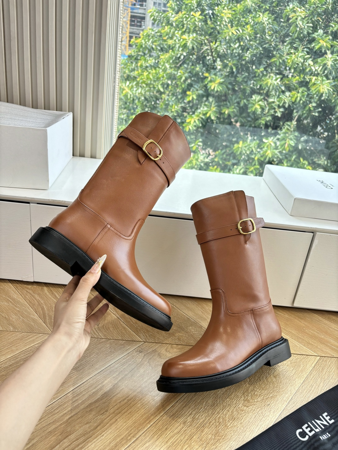 NO:461798,G067 top quality Celine long tube knight boots CELINE 2025 autumn and winter new style Yang Mi same knight boots Arc de Triomphe British style short boots are simple, atmospheric and fashionable, unpredictable, and the classic of the fashion circle never fades. The retro British style allows you to wear a different temperament and the logo. Fabric 1:1 customized wax-feeling calfskin (correct version) inner lining sheepskin sole original molded sole size 35-39# (40#41 customized no return or exchange), boots, celine, celine, boots, cowhide, sheepskin19860909G067顶级品质赛琳长筒骑士靴 CELINE塞琳 2025秋冬新款杨幂同款骑士靴 凯旋门英伦风短靴简约大气时髦耐看不过时是时尚圈永不退潮的经典所在,复古的英伦风格,让你穿出不一样的气质对版logo 面料1:1定制蜡感胎小牛皮(正确版) 内里羊皮内里 鞋底原版开模鞋底 码数35-39#（40#41订做不退换）,靴子,celine,celine,boots,cowhide,sheepskin,Women's Shoes
