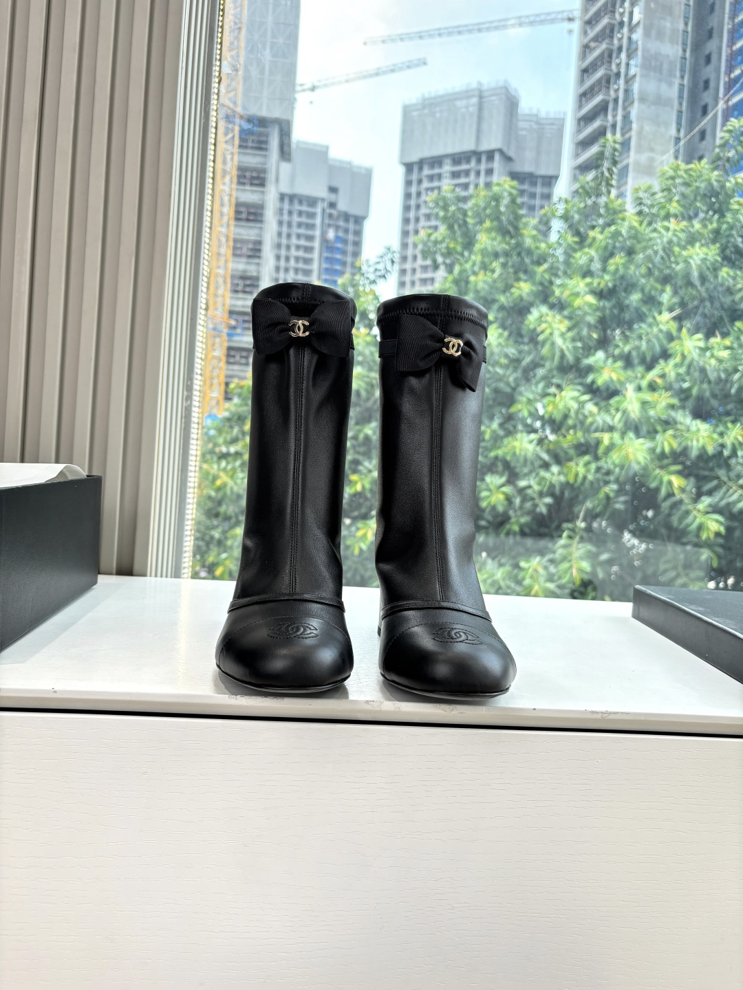 NO:461840,G988 What to see is what to get Chanel Chanel's latest autumn and winter 25B mesh bow boots. Many celebrity fashion bloggers plant grass. The main colors are sweet colors. It hits my heart. This show of mesh boots is really not a heart-warming feeling when they are shown, but when I tried it on today, I got into the trap again. The white princess style of the mesh boots~ Camellia adjustment buckle is also a series that cannot be missed this season. The upper elastic sheepskin inner sheepskin heel height 6CM sole Italian leather soles size35-41 (40.41 custom-made without return and exchange), boots, chanel, chanel, boots, sheepskin, Leather soles19860909G988所见即所得Chanel香奈儿最新秋冬款25B网纱蝴蝶结靴 超多明星时尚博主种草 主打都是甜甜的颜色 直击我心 这秀款的网靴看秀是确实没心动的感觉,但今天试穿上 我又入坑了合网靴白色偏公主风～ 山茶花调节扣也是这季不能错过的系列 鞋面弹力羊皮 内里羊皮里 跟高6CM 鞋底意大利真皮大底 size35-41（40.41定制不退换）,靴子,chanel,chanel,boots,sheepskin,Leather soles,Women's Shoes