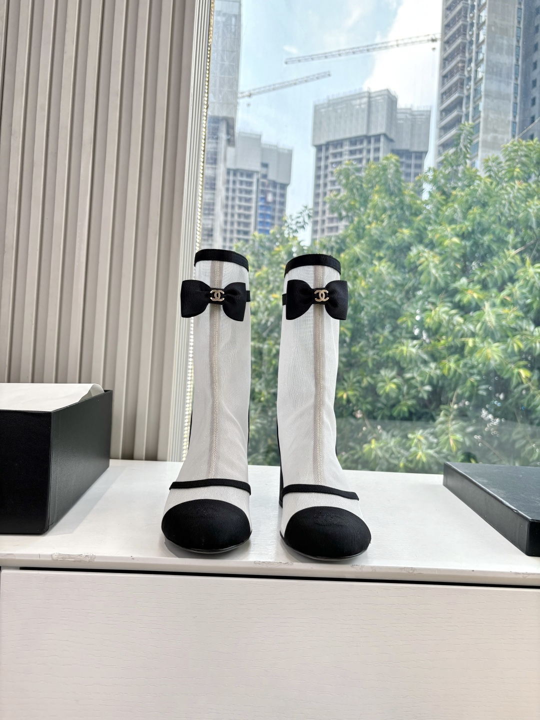 NO:461847,G988 What to see is what to get Chanel Chanel's latest autumn and winter 25B mesh bow boots. Many celebrity fashion bloggers plant grass. The main colors are sweet colors. Hit my heart. This show of mesh boots is really not a heart-warming feeling when they are shown, but when I tried it on today, I got into the trap again. White princess style of mesh boots~ Camellia adjustment buckle is also a series that cannot be missed this season. Upper mesh, inner sheepskin, heel height 6CM sole, Italian leather soles, size35-41 (40.41 custom-made, non-return and exchange), boots, chanel, chanel, boots, sheepskin, Leather soles19860909G988所见即所得Chanel香奈儿最新秋冬款25B网纱蝴蝶结靴 超多明星时尚博主种草 主打都是甜甜的颜色 直击我心 这秀款的网靴看秀是确实没心动的感觉,但今天试穿上 我又入坑了合网靴白色偏公主风～ 山茶花调节扣也是这季不能错过的系列 鞋面网纱 内里羊皮里 跟高6CM 鞋底意大利真皮大底 size35-41（40.41定制不退换）,靴子,chanel,chanel,boots,sheepskin,Leather soles,Women's Shoes