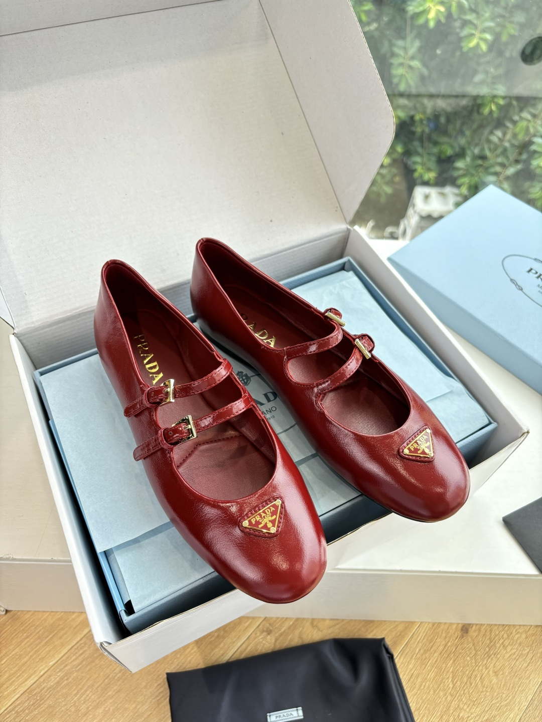 NO:461811,The latest version of the aircraft box G887prada Prada 2025 Mary Jane Loafers single shoes retro fashionable upper, making the whole pair of shoes light and comfortable, bright colors to satisfy the variety of choices of fashionable people in different styles!  The iconic metal triangle logo clip slippers are paired with ancient beach sandals, and every design element is on the trendy point!  Imported silk fabric, imported sheepskin inner lining, thick sole original sole size 35-39 (40.41 custom made without return or replacement), ballet shoes, prada, prada, loafers, sandals, mary jane, slippers, sheepskin, real silk19860909对版飞机盒G887prada普拉达2025最新玛丽珍乐福鞋单鞋复古时髦鞋面,让整双鞋轻便舒适 鲜艳色彩 满足不同风格时髦人士的多种选择！标志性金属三角标夹脚拖鞋搭配古沙滩凉鞋造型,每一个设计元素都踩在时髦点上！ 面料进口真丝 内里进口羊皮内里 底厚原版鞋底 码数35-39（40.41定制不退不换）,芭蕾舞鞋,prada,prada,loafers,sandals,mary jane,slippers,sheepskin,real silk,Women's Shoes