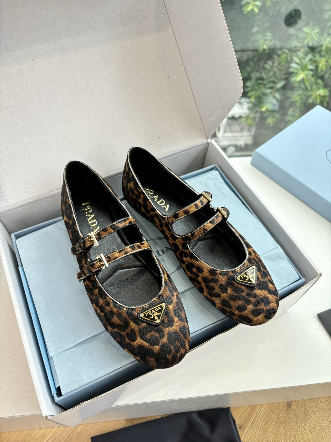 NO:461817,10 pairs of aircraft box G887prada Prada 2025 latest Mary Jane Loafers single shoes retro fashionable upper, making the whole pair of shoes light and comfortable, bright colors satisfying a variety of choices for fashionable people in different styles!  The iconic metal triangle logo clip slippers are paired with ancient beach sandals, and every design element is on the trendy point!  Imported silk fabric, imported sheepskin inner lining, thick sole original sole size 35-39 (40.41 custom made without return or replacement), ballet shoes, prada, prada, loafers, sandals, mary jane, slippers, sheepskin, real silk1986090910对版飞机盒G887prada普拉达2025最新玛丽珍乐福鞋单鞋复古时髦鞋面,让整双鞋轻便舒适 鲜艳色彩 满足不同风格时髦人士的多种选择！标志性金属三角标夹脚拖鞋搭配古沙滩凉鞋造型,每一个设计元素都踩在时髦点上！ 面料进口真丝 内里进口羊皮内里 底厚原版鞋底 码数35-39（40.41定制不退不换）,芭蕾舞鞋,prada,prada,loafers,sandals,mary jane,slippers,sheepskin,real silk,Women's Shoes