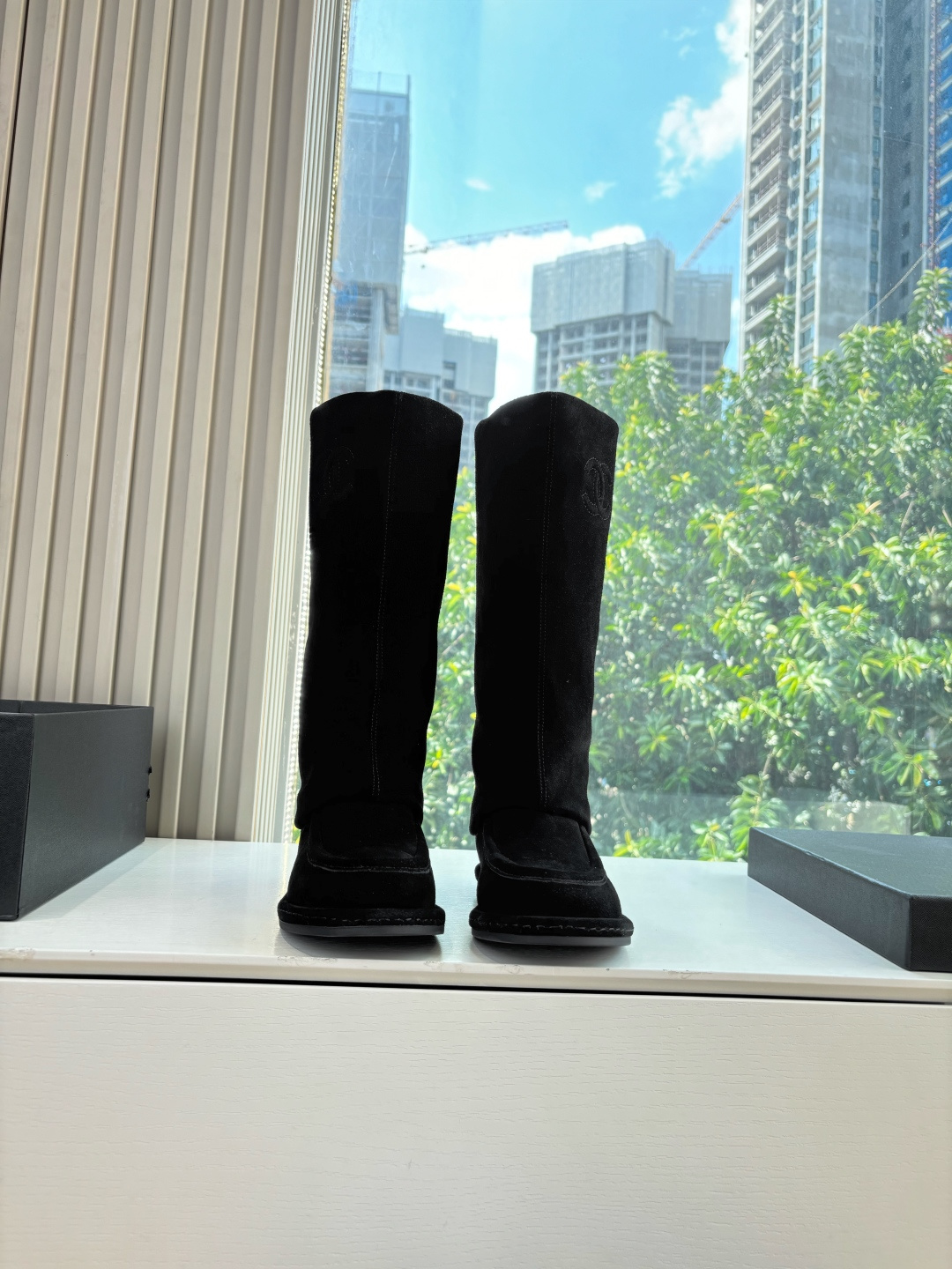 NO:467219,G588CHANEL Chanel's new autumn and winter letter knight boots library boots are really a representative of handsome and fashionable, with Chanel letter embellishment low-key and luxurious!  Simple, fashionable, personal and grand!  Natural and smooth beauty, a kind of beauty that stuns the time, and long legs should be displayed in winter~ Imported matte leather inner lining original inner lining size 35-39 (40 customized without return and exchange) Soles Italian leather soles, boots, chanel, chanel, boots, Leather soles19860909G588CHANEL 香奈儿*小香秋冬新款字母骑士靴库靴这款骑士靴真的是帅气时尚的代表,靴筒Chanel字母点缀 低调不失奢华！简约时尚个性又大气！自然流畅的美感,有种惊艳了时光的美感,冬日也要展现大长腿～ 鞋面进口磨砂皮 内里原版内里 码数35-39（40定制不退换） 鞋底意大利真皮大底,靴子,chanel,chanel,boots,Leather soles,Women's Shoes