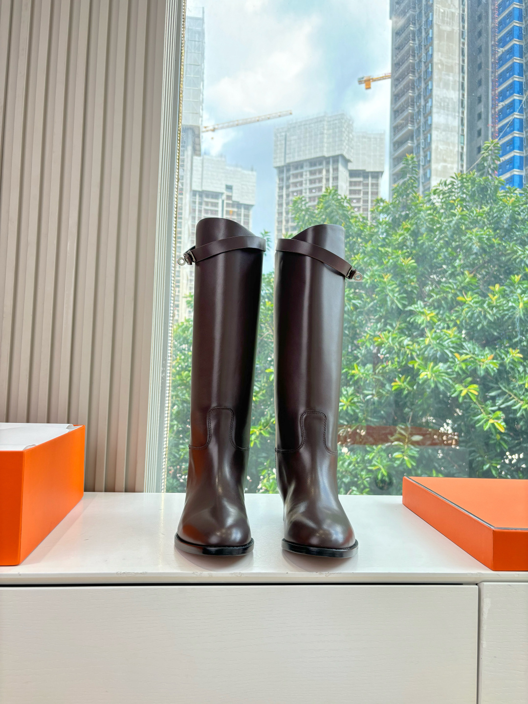 NO:484940,G06 top version original version purchased H home autumn and winter new model HERMES Hermes classic boot boots counter price is close to 20,000 yuan. The high price naturally has unique craftsmanship and quality. The leather of this boot is all imported customized, and the inner material is also imported customized cowhide. It is easy to wear and comfortable to match with the essential autumn and winter style that looks good, and the style will never go out of date no matter how you wear it. Upper imported original calfskin inner imported cowhide inner large sole original leather sole size 35-39 for women (40.41 no return or replacement), boots, hermes, hermes, boots, cowhide19860909G06顶级版本 原版购入 H家 秋冬新款 HERMES爱马仕经典长靴靴子专柜价格接近2W高昂的售价自然有独特的工艺和品质这款靴子的皮料全部为进口定制,内里材质也是进口定制牛皮,,好穿舒适搭配什么都好看的秋冬必备款,而且风格永存怎么穿都不会过时的骑士靴. 鞋面进口原版胎小牛皮 内里进口牛皮内里 大底原版真皮鞋底 码数女35-39（40.41不退不换),靴子,hermes,hermes,boots,cowhide,Women's Shoes